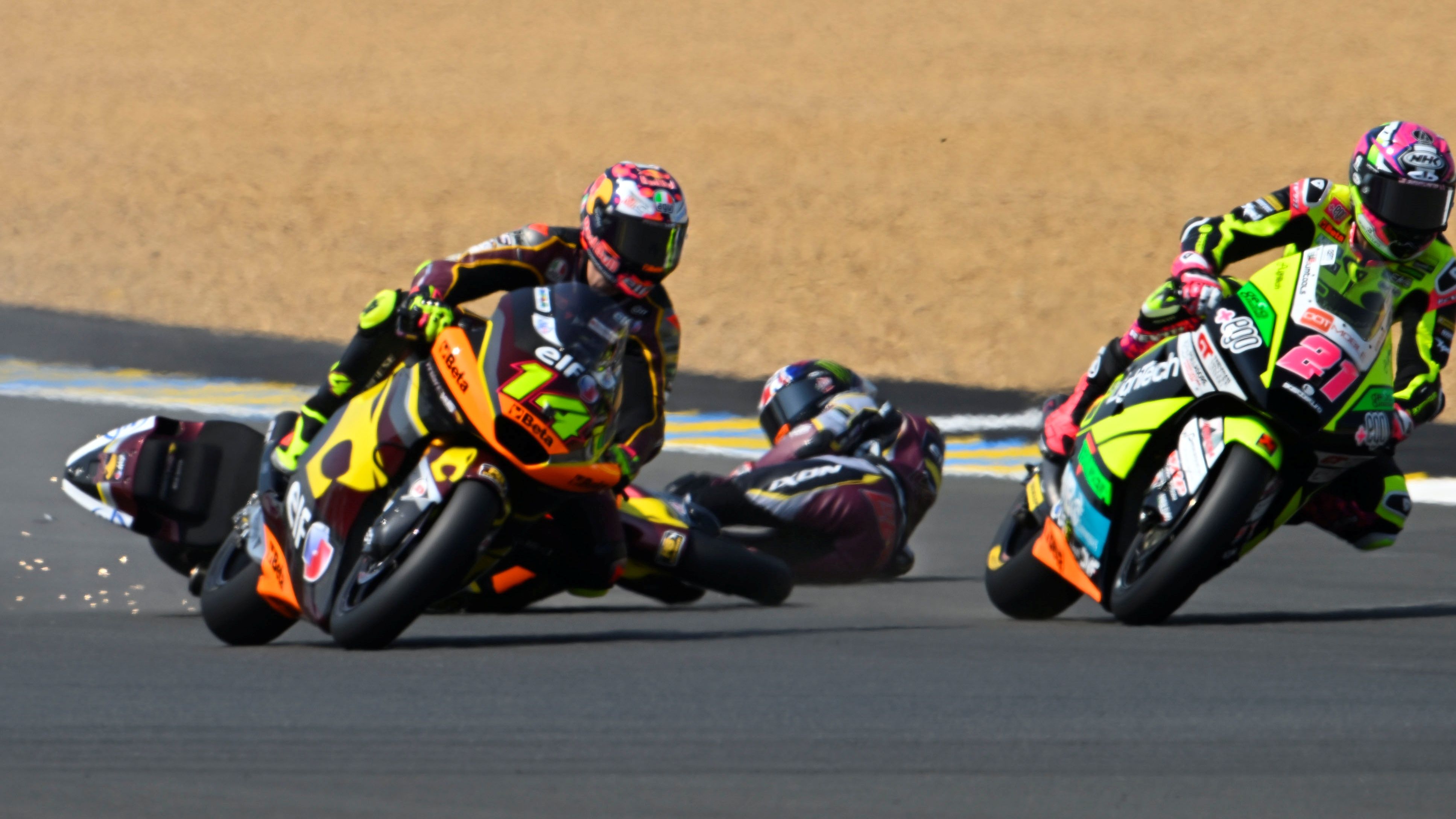 Alonso López y Tony Arbolino mientras Sam Lowes se cae, Moto2 Le Mans 2023