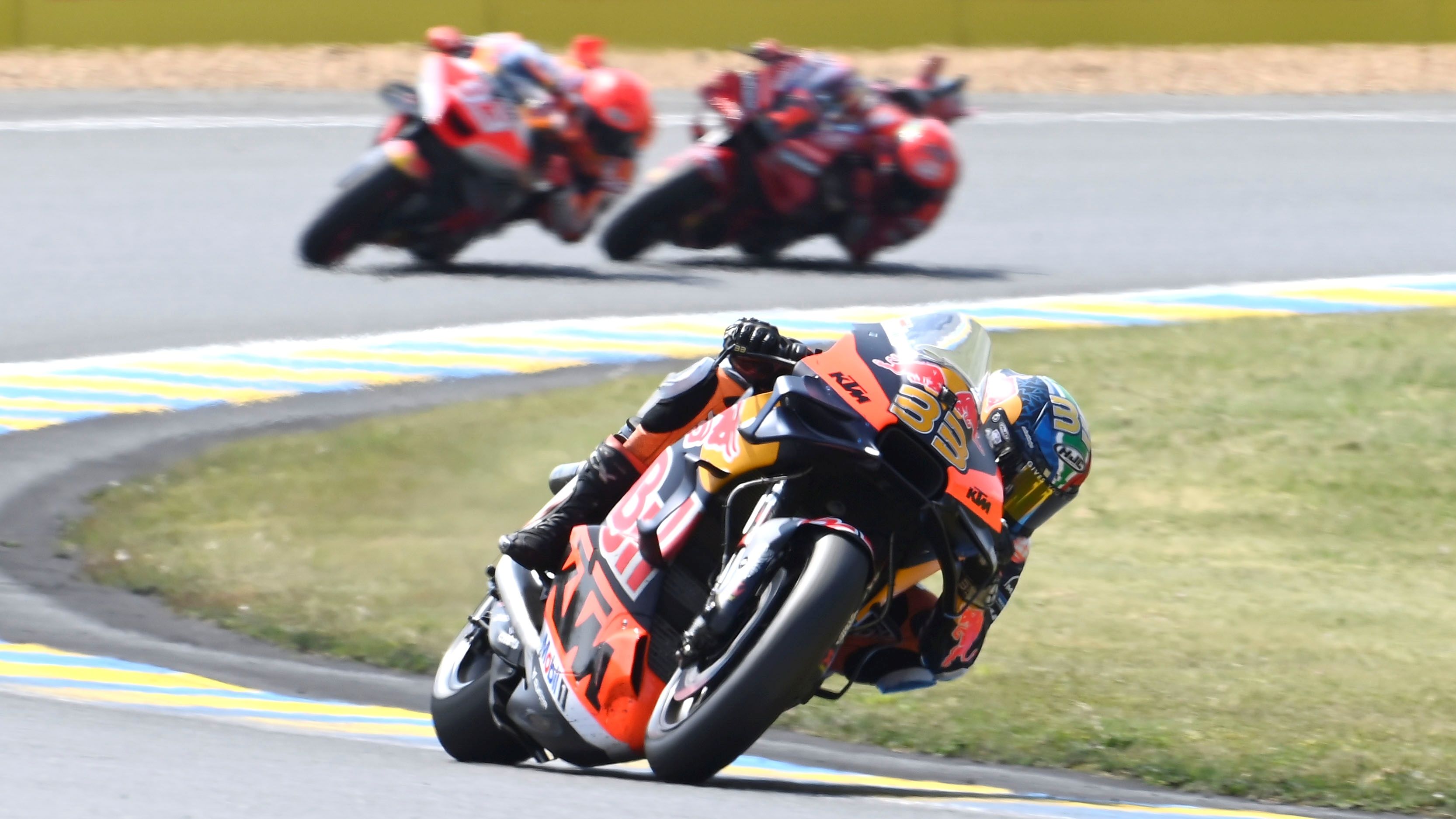 Brad Binder se escapa de Marc Márquez y Pecco Bagnaia, MotoGP Le Mans 2023