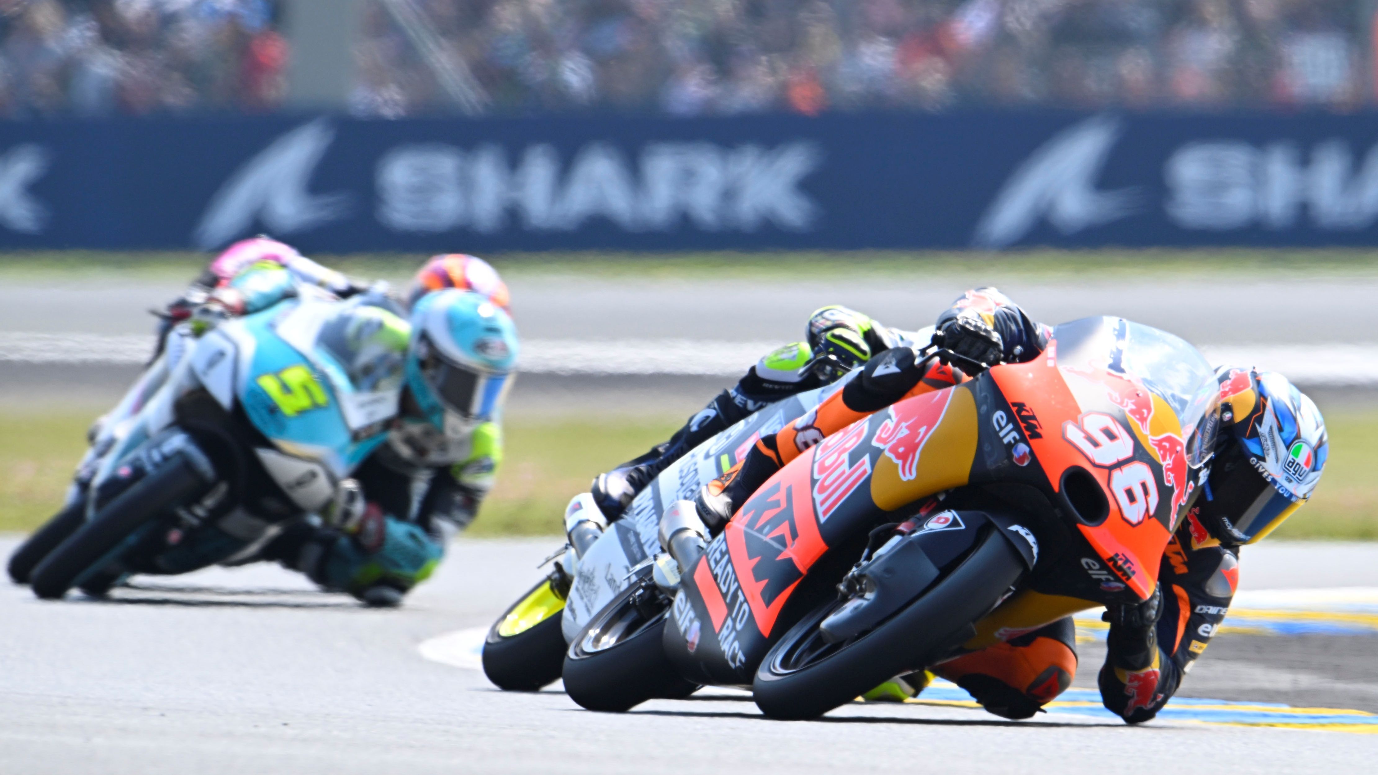 Dani Holgado seguido por Ayumu Sasaki y Jaume Masià, Moto3 Le Mans 2023
