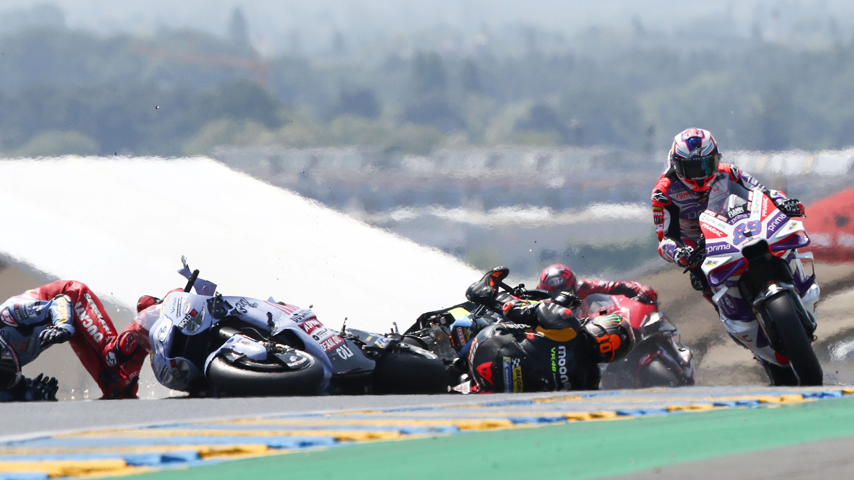 Jorge Martín esquiva a Luca Marini y Álex Márquez, MotoGP Le Mans 2023