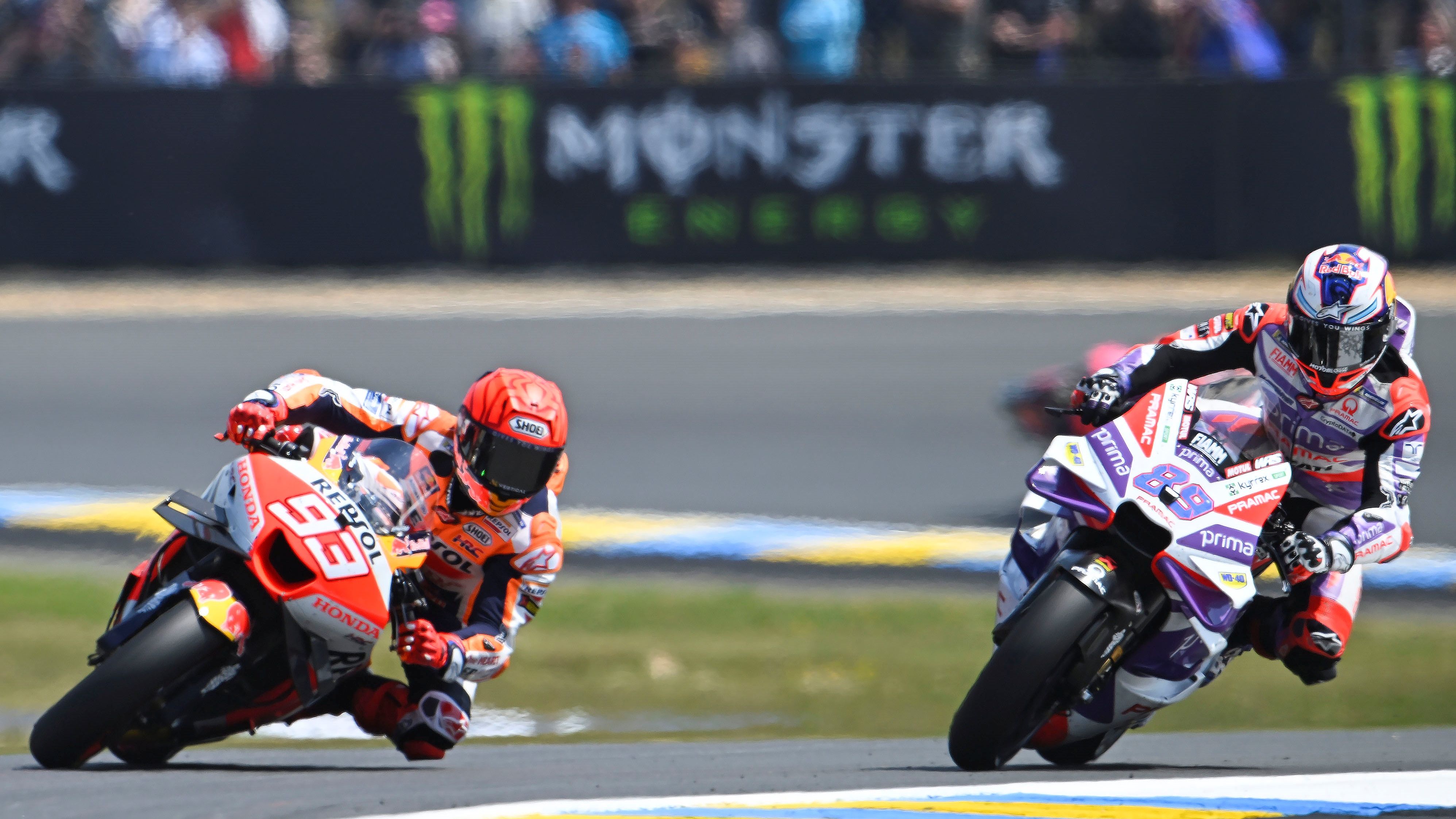 Marc Márquez y Jorge Martín pelean por la posición, MotoGP Le Mans 2023