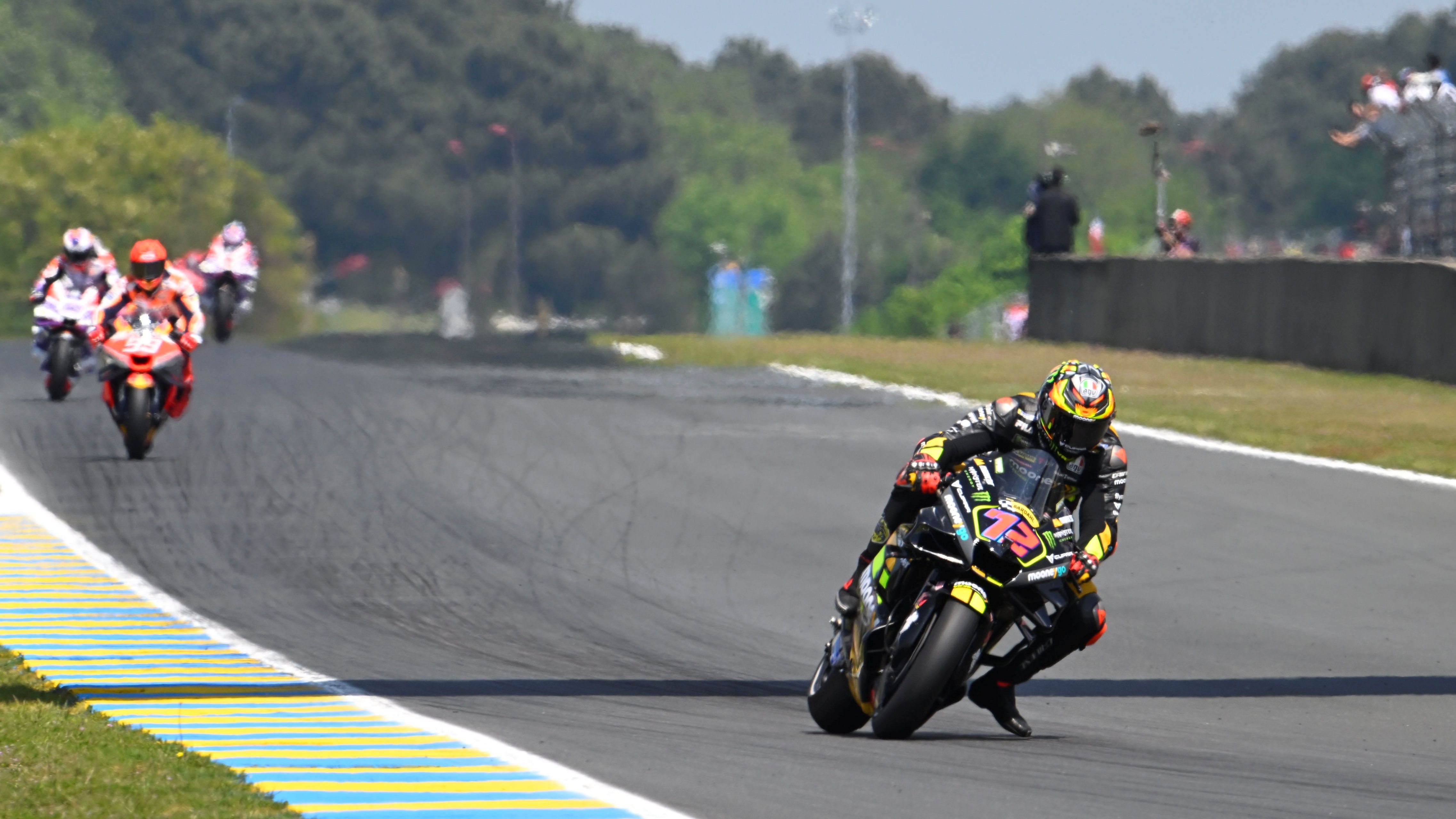 Marco Bezzecchi se escapa rumbo a la victoria, MotoGP Le Mans 2023