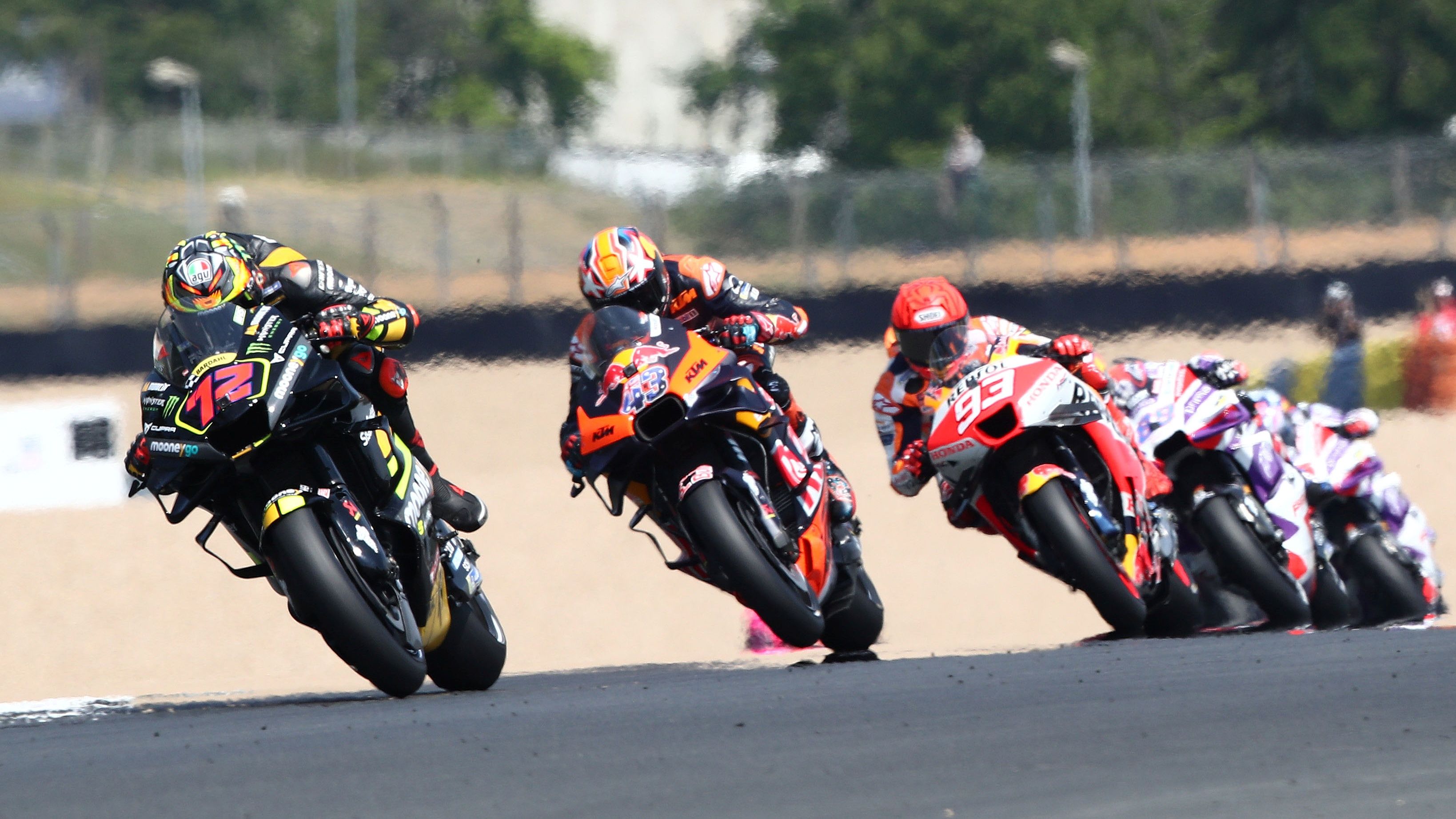 Marco Bezzecchi seguido por Jack Miller y Marc Márquez, MotoGP Le Mans 2023