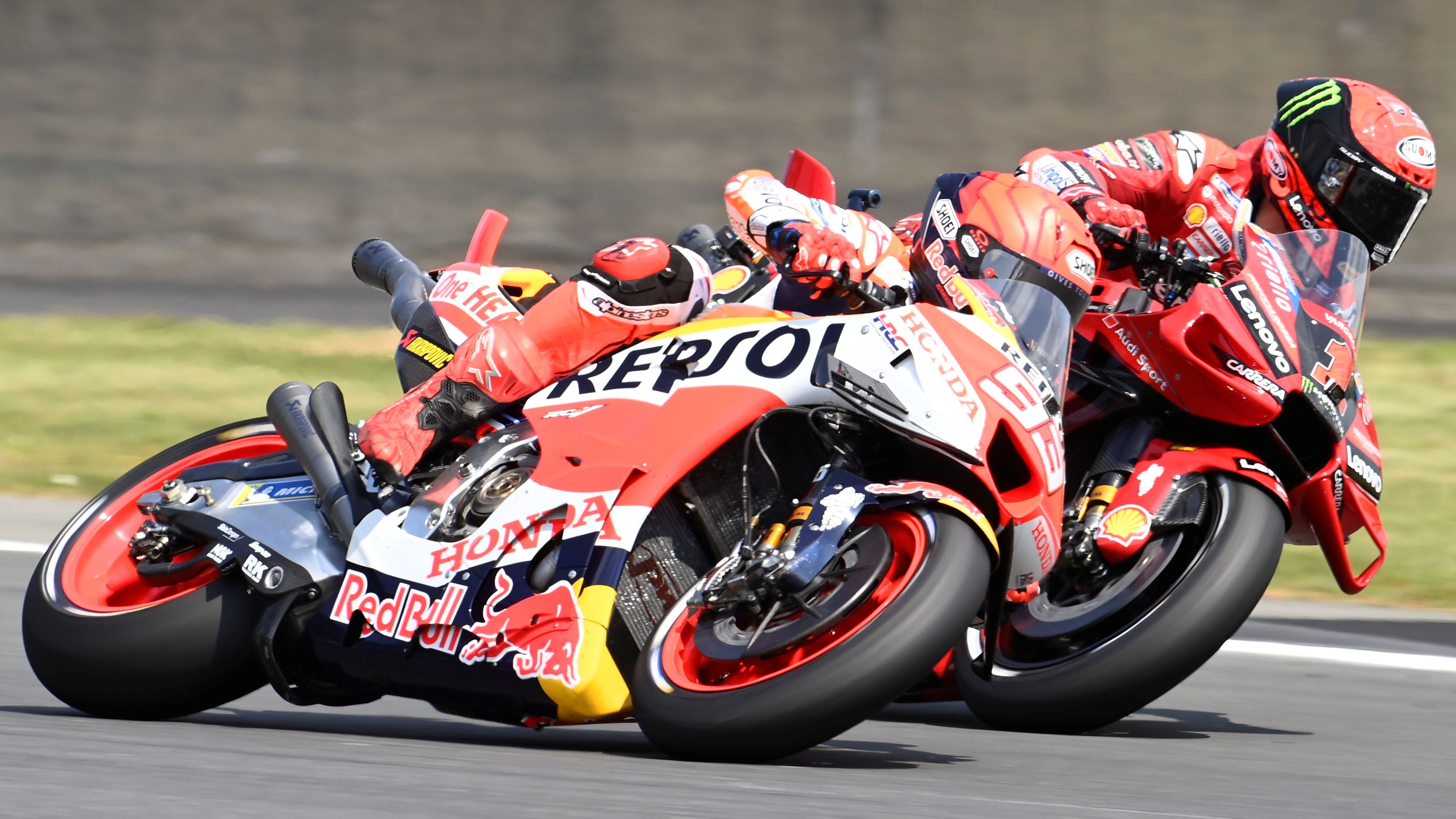 Pecco Bagnaia supera a Marc Márquez por el interior, MotoGP Le Mans 2023
