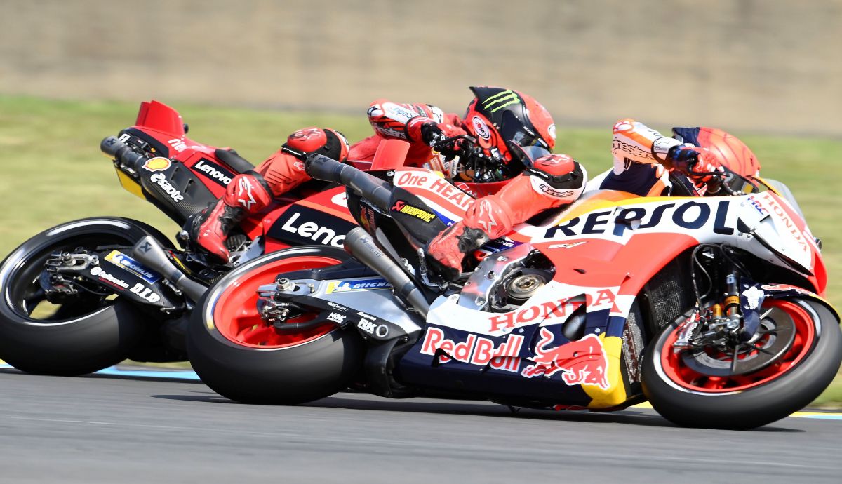 Pecco Bagnaia trata de pasar a Marc Márquez, MotoGP Le Mans 2023 Pecco Bagnaia trata de pasar a Marc Márquez, MotoGP Le Mans 2023