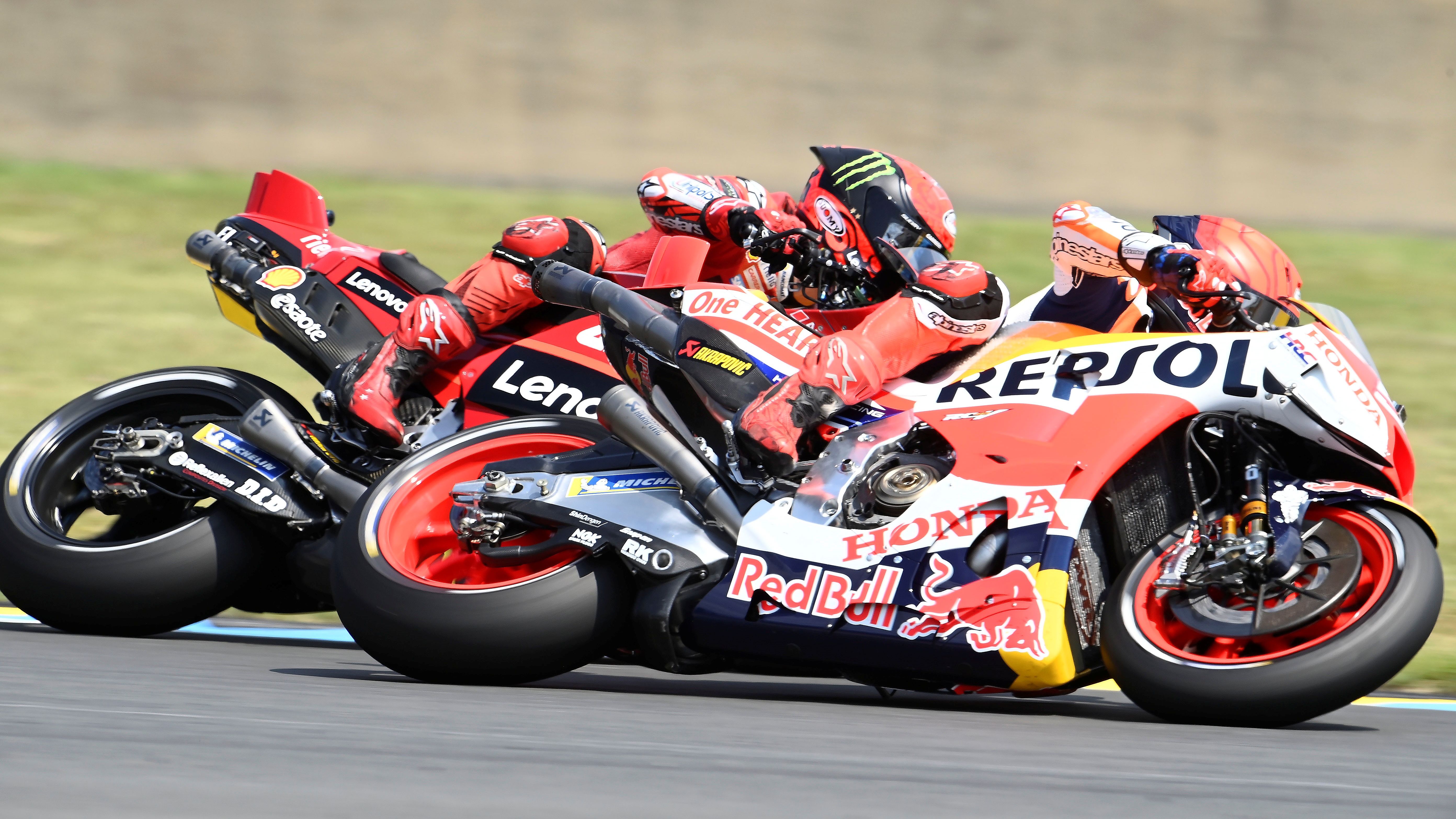 Pecco Bagnaia trata de pasar a Marc Márquez, que estrenaba el chasis Kalex en Le Mans