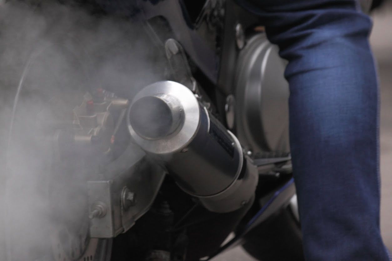 Cómo quitar el humo negro del tubo de escape