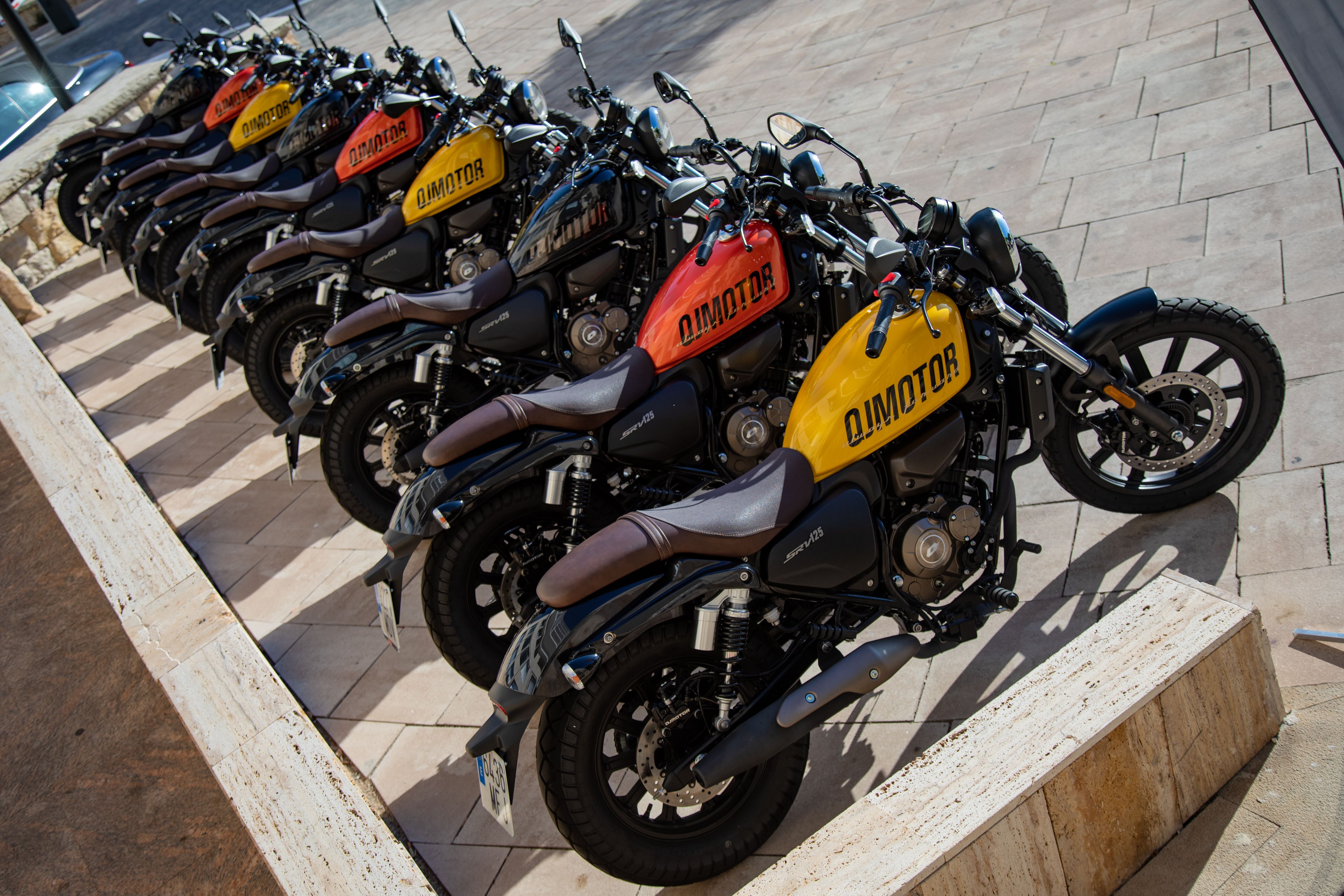 QJMotor SRV125 estatica (1)