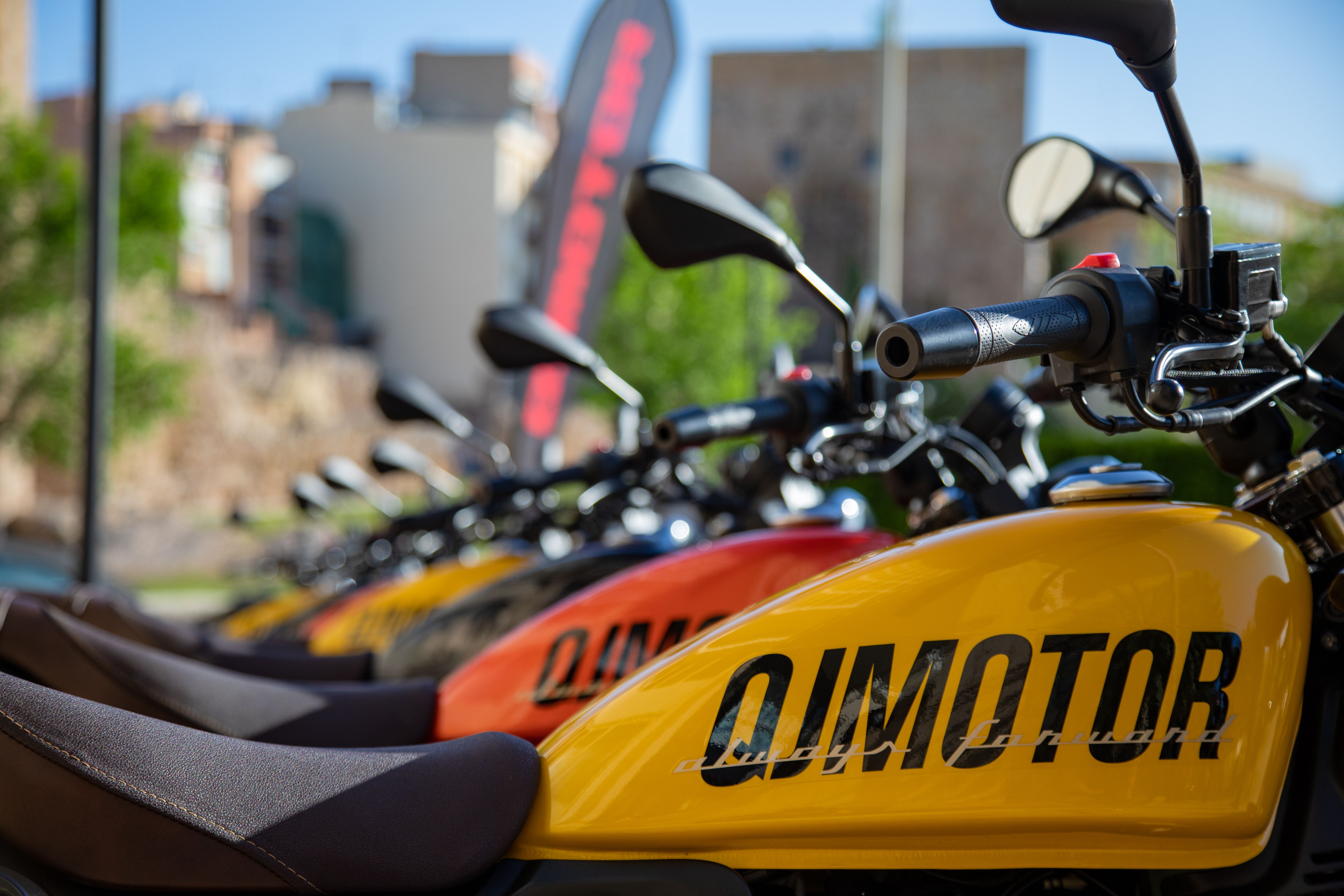 QJMotor SRV125 estatica (3)