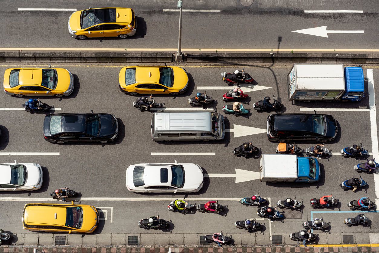 Cuándo pueden pasar entre los coches las motos