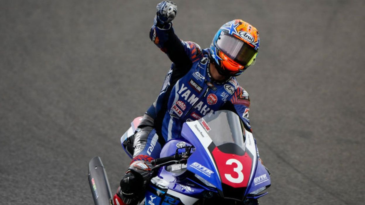 Yuki Okamoto festeja su primer triunfo en el All Japan JSB1000