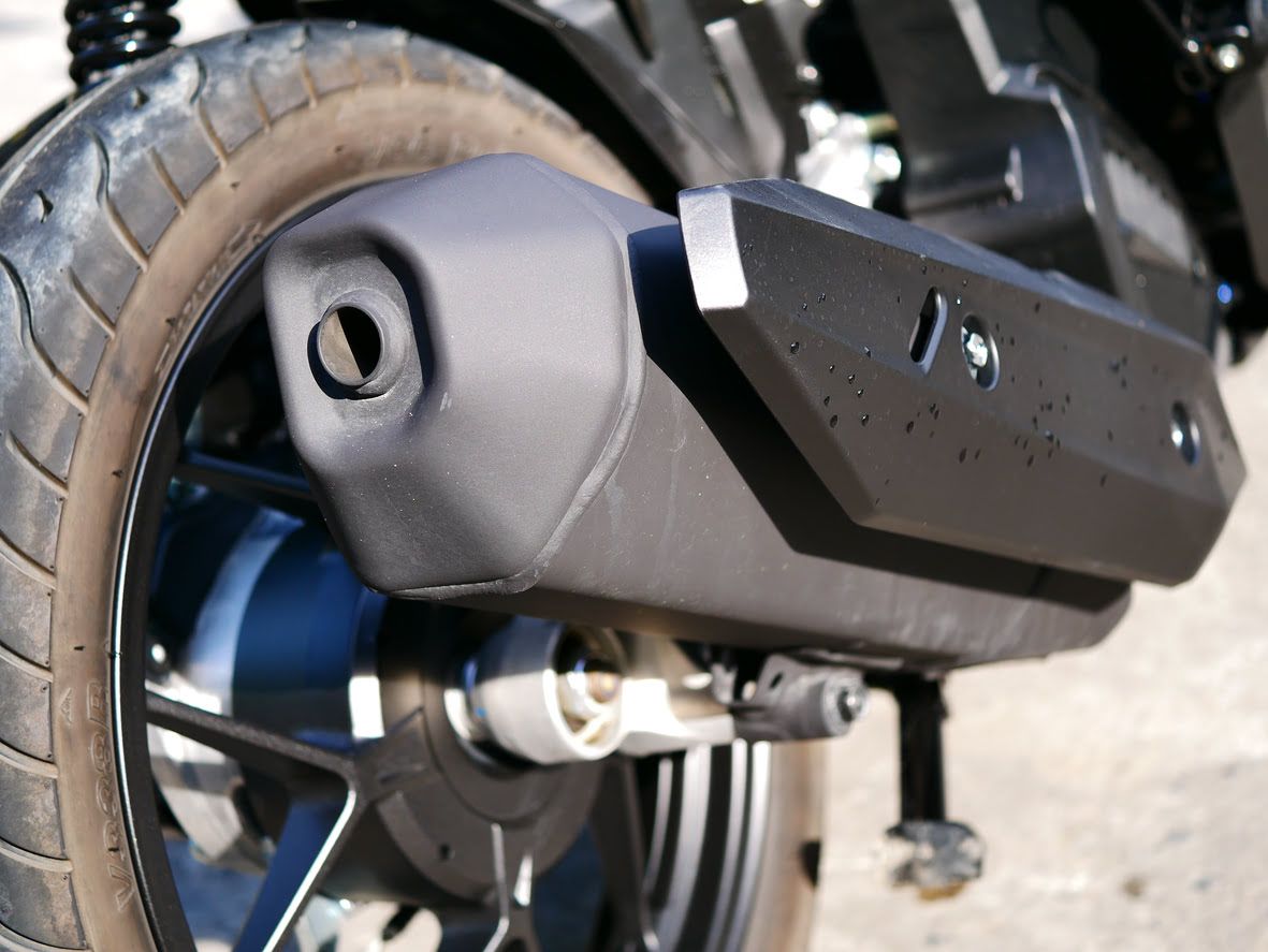 Bloqueo de la rueda trasera de la moto