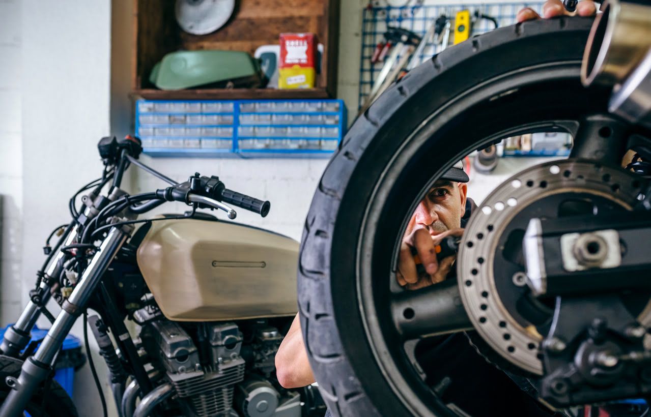 Qué elemento de la moto es importante revisar con más frecuencia