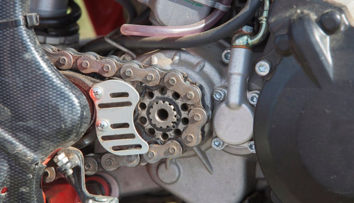 Moto con cardán o cadena? ¿Qué transmisión es mejor?