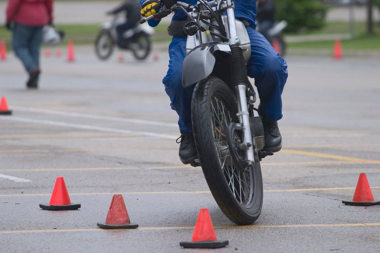 Dónde colocar la L en la moto