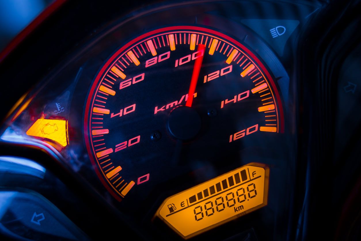 Por qué vibra la moto cuando acelero