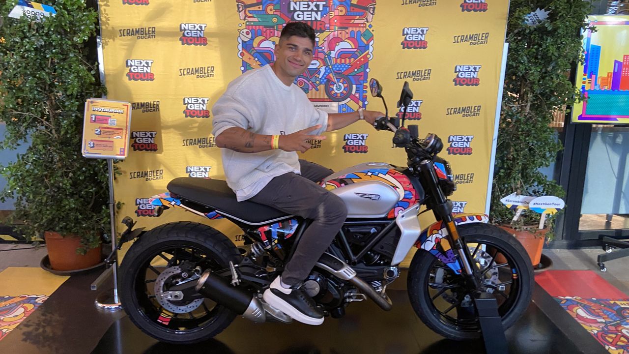 Jorge Martín a lomos de la nueva Ducati Scrambler Next Gen.