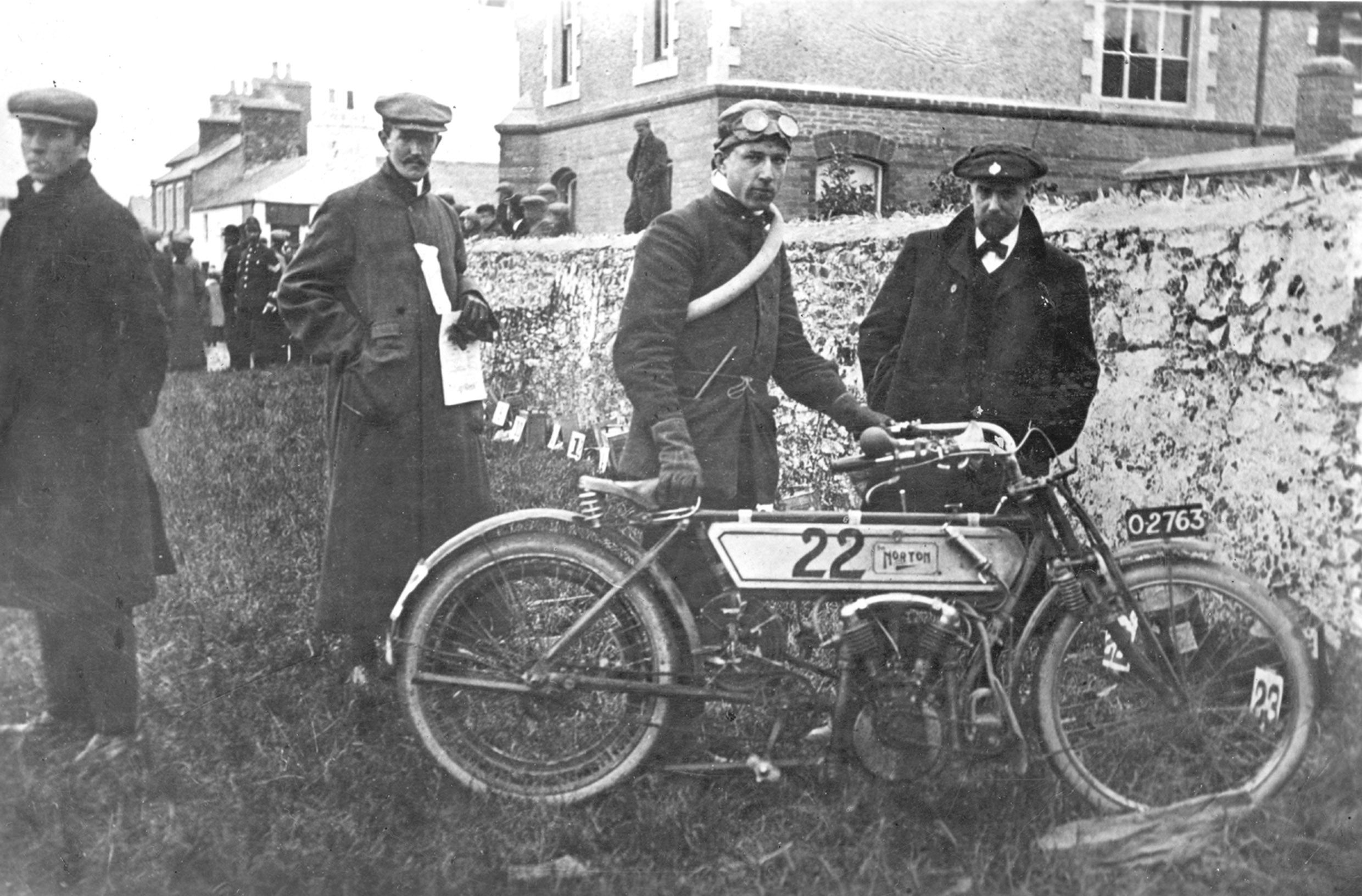 Ren Fowler ganador de Tourist Trophy en 1907.
