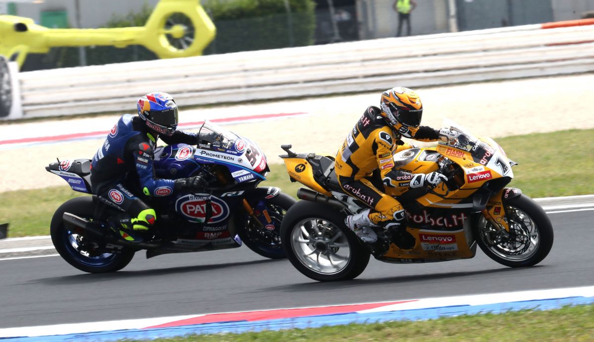 Álvaro Bautista por delante de Toprak Razgatlioglu, WSBK Misano 2023 Álvaro Bautista por delante de Toprak Razgatlioglu, WSBK Misano 2023
