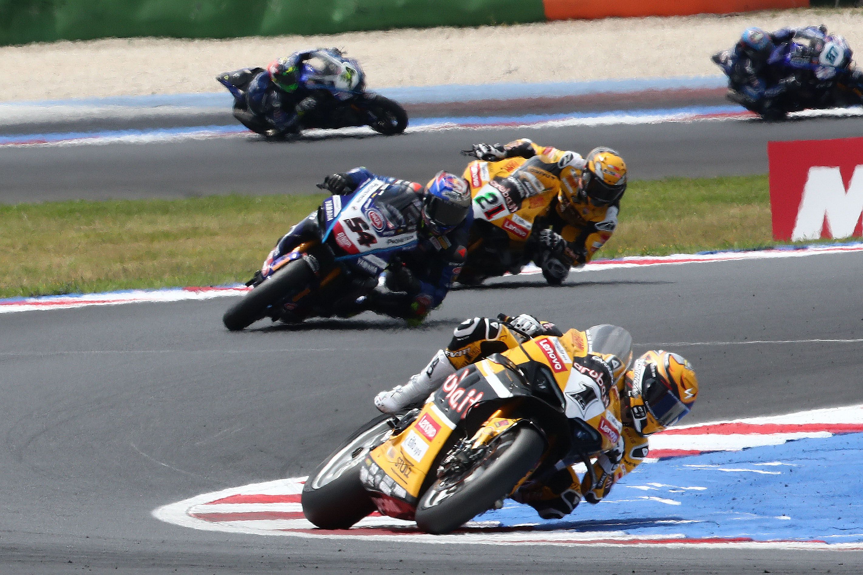 Álvaro Bautista se escapa de Toprak Razgatlioglu y Michael Rinaldi, WSBK Misano 2023
