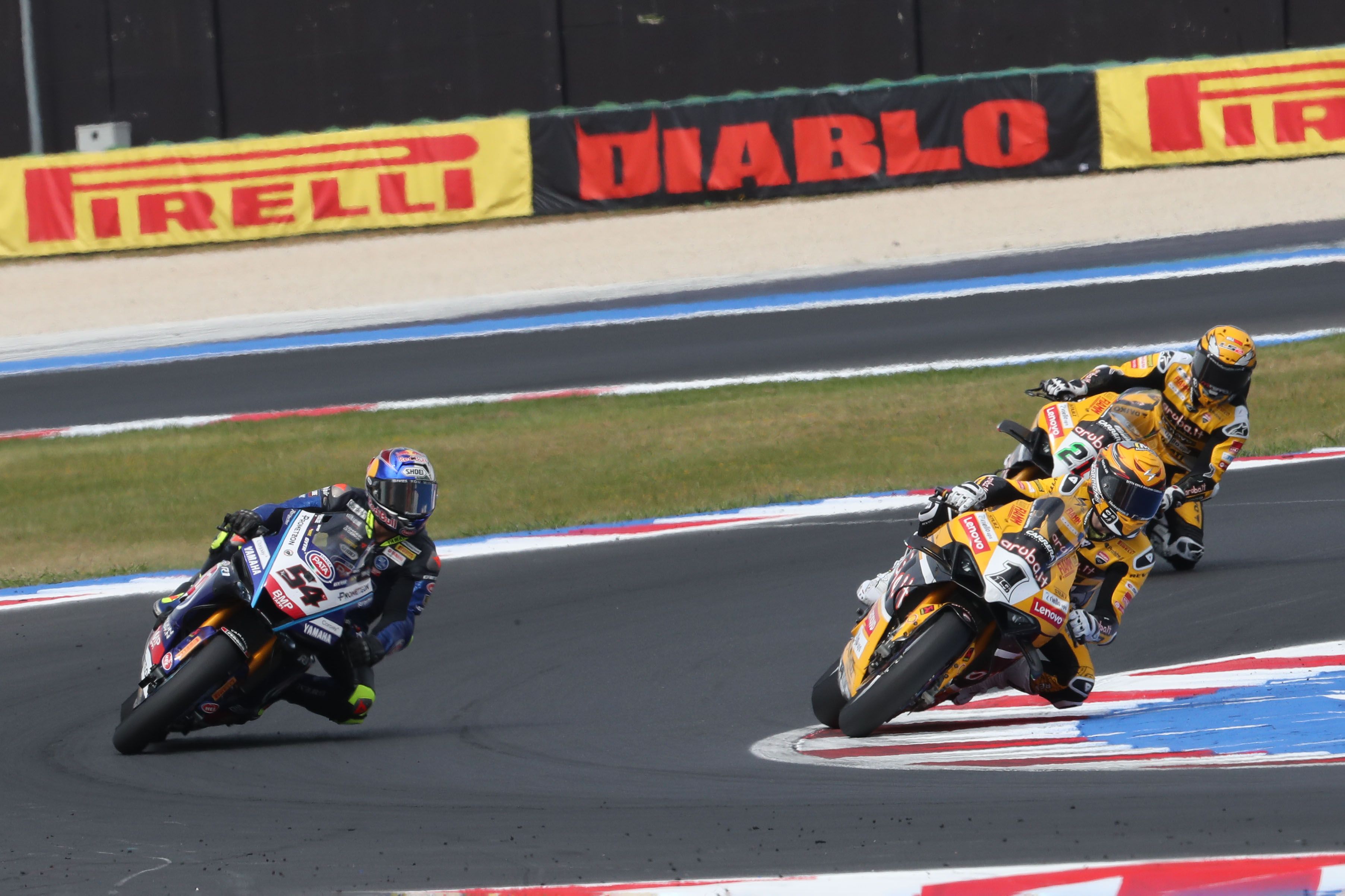 Álvaro Bautista supera a Toprak Razgatlioglu, WSBK Misano 2023