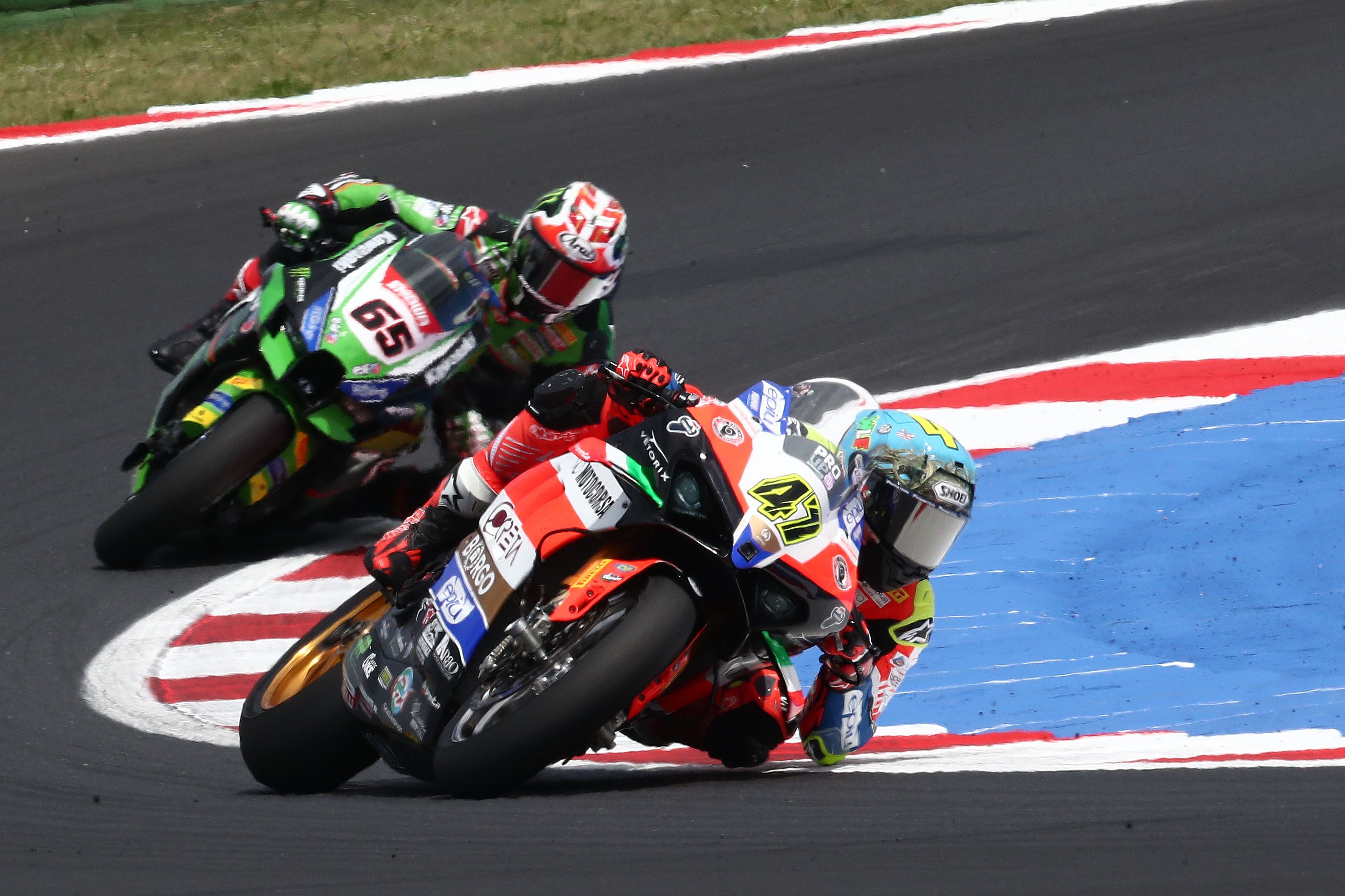 Axel Bassani perseguido por Jonathan Rea, WSBK Misano 2023