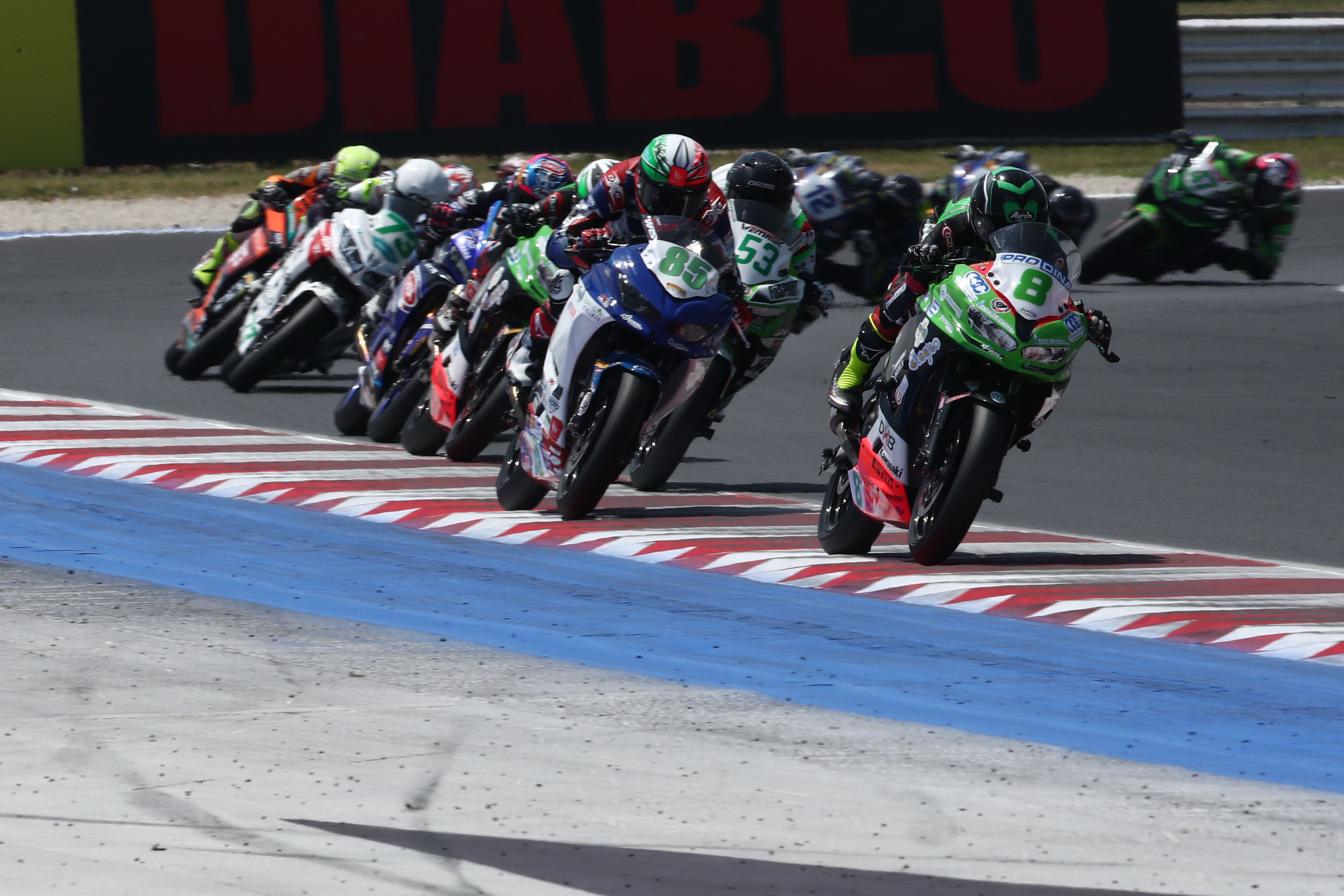 Bruno Ieraci delante de Kevin Sabatucci y Petr Svoboda, SSP300 Misano 2023