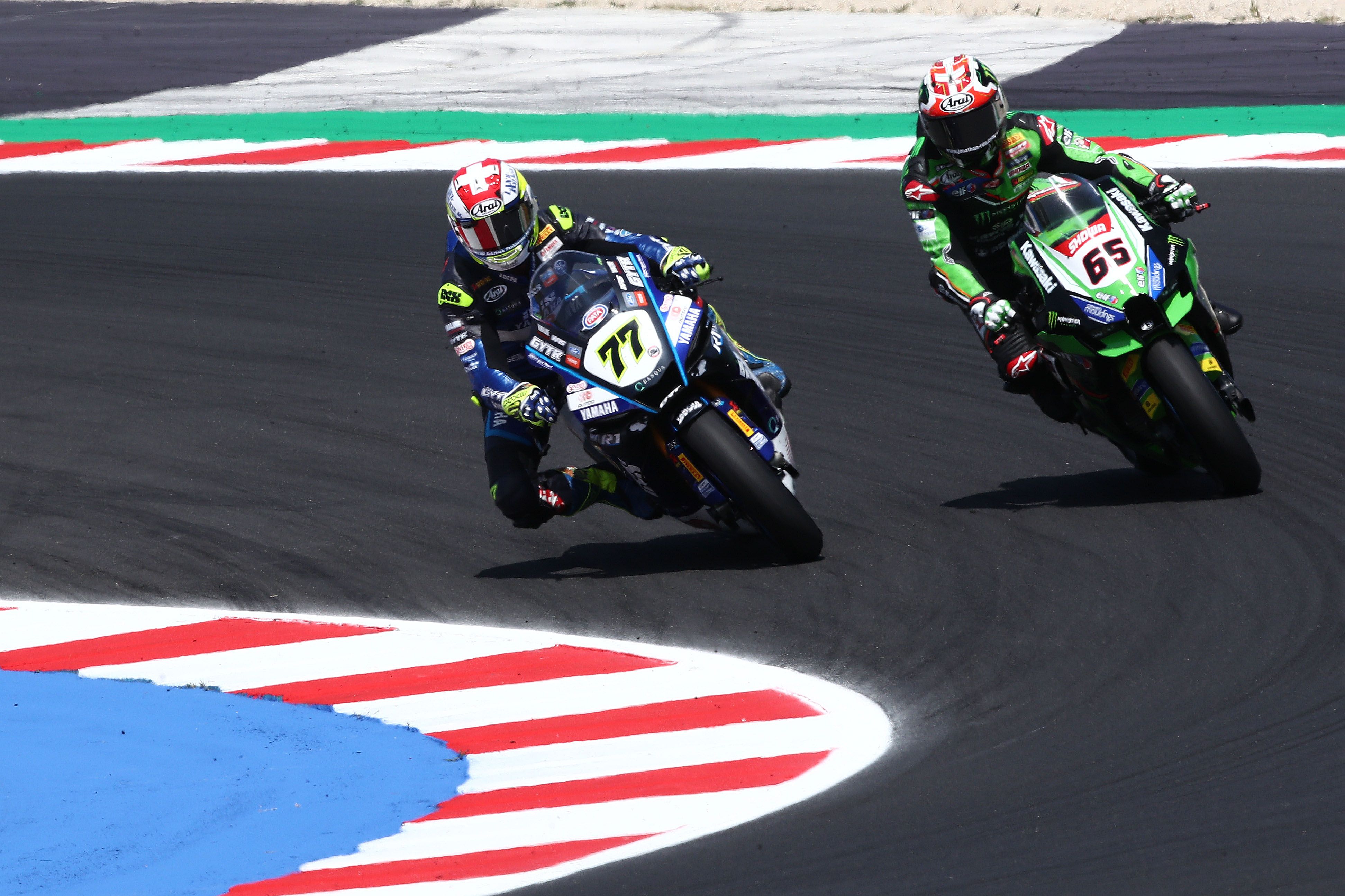 Dominique Aegerter intenta superar a Jonathan Rea, WSBK Misano 2023