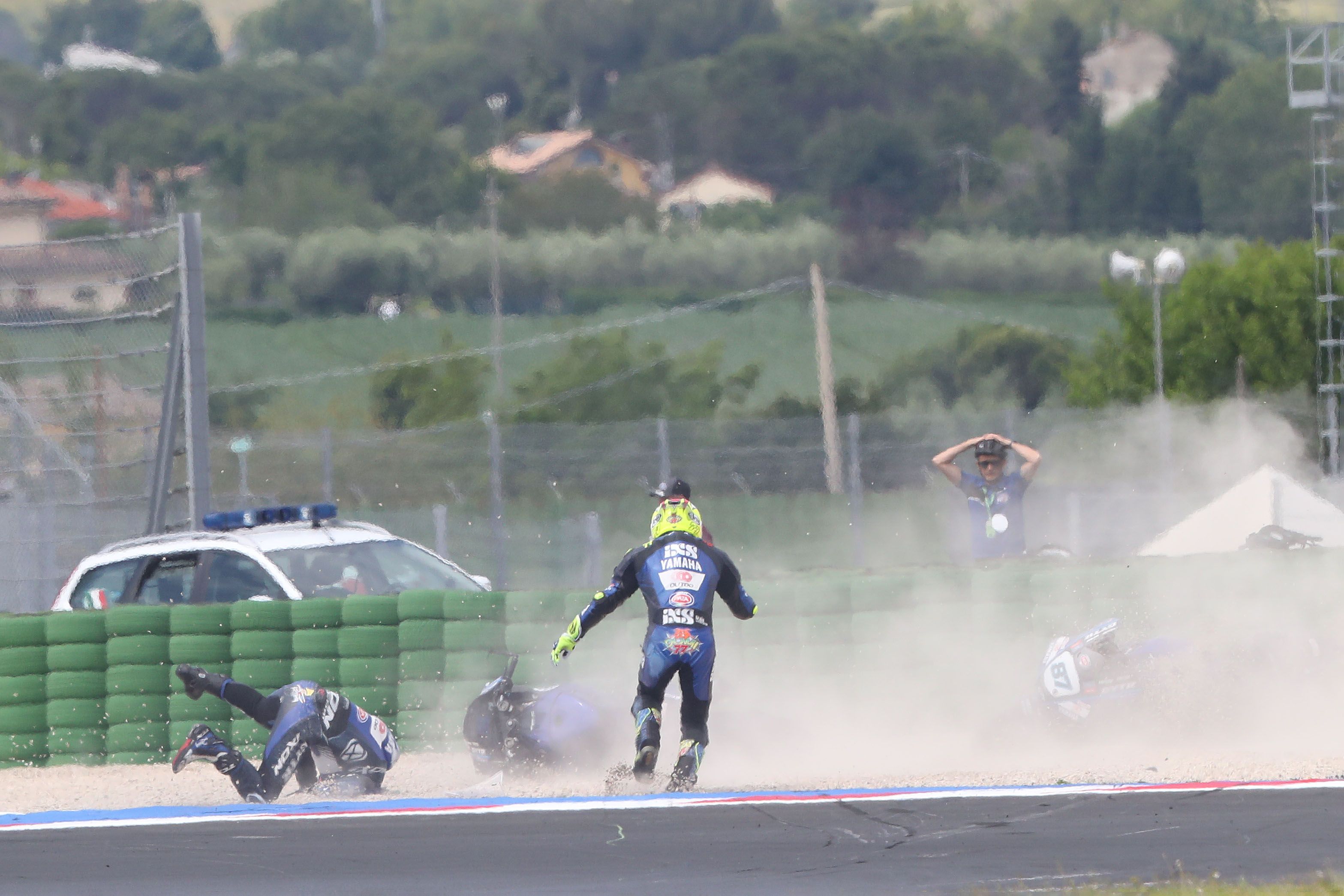 Dominique Aegerter y Remy Gardner tras su caída, WSBK Misano 2023