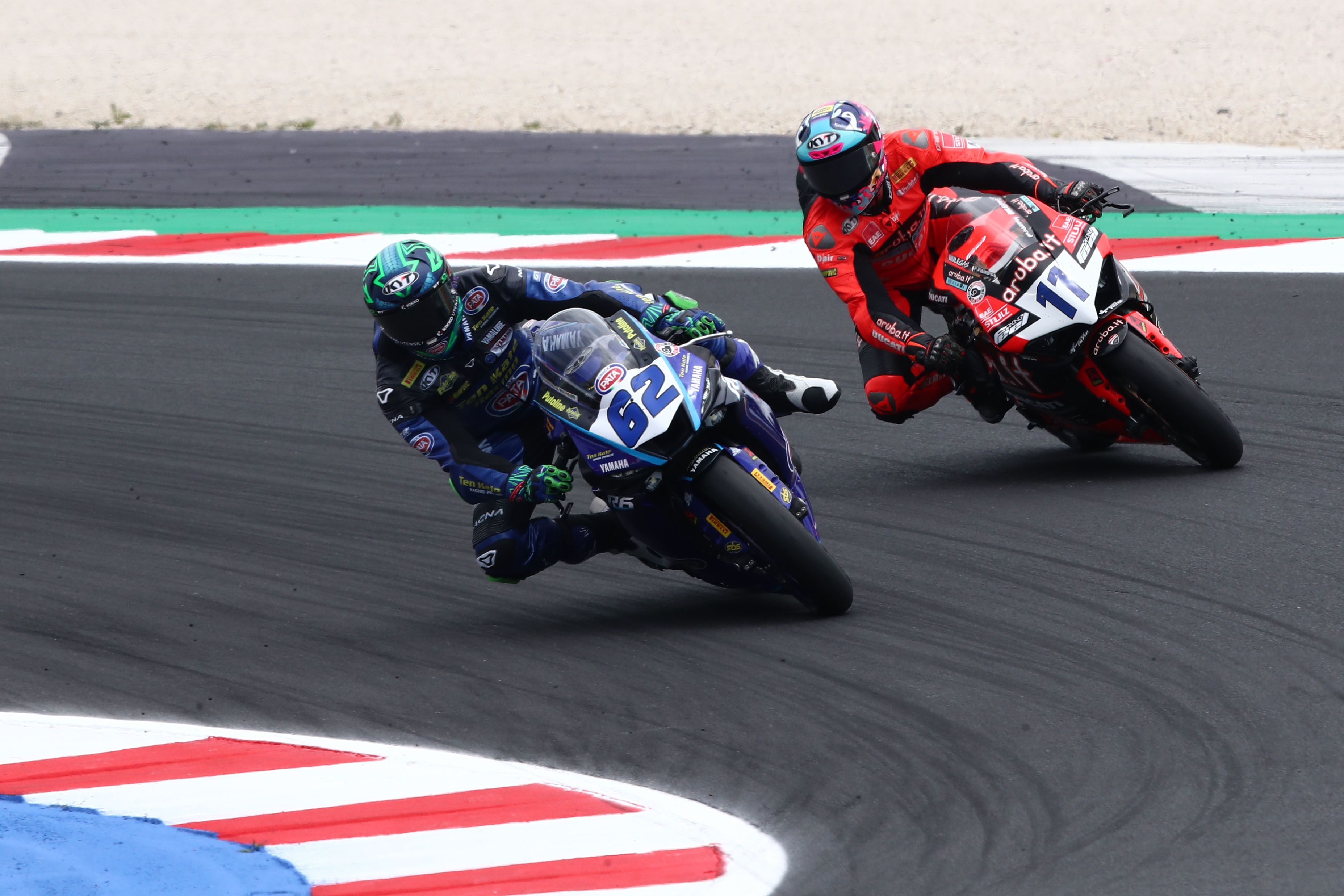 Stefano Manzi supera por el interior a Nicolò Bulega, WSS Misano 2023