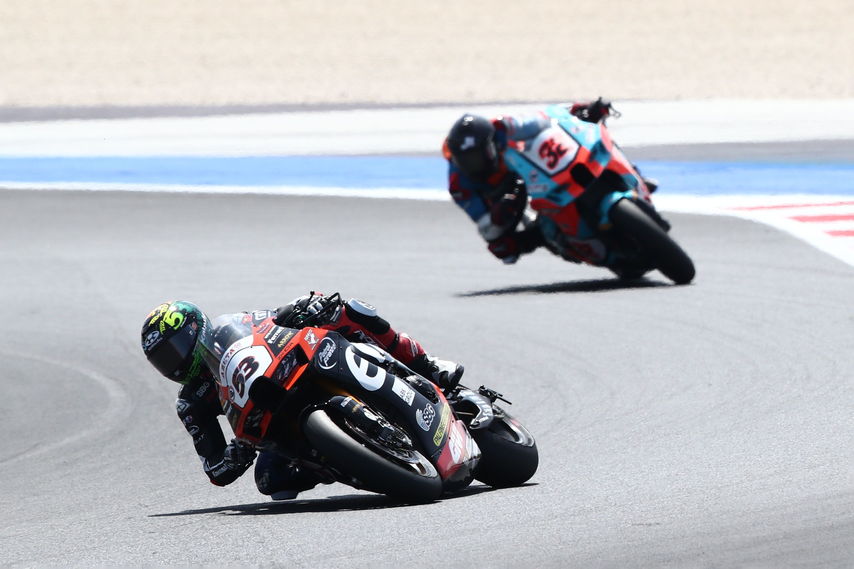 Tito Rabat perseguido por Isaac Viñales, WSBK Misano 2023
