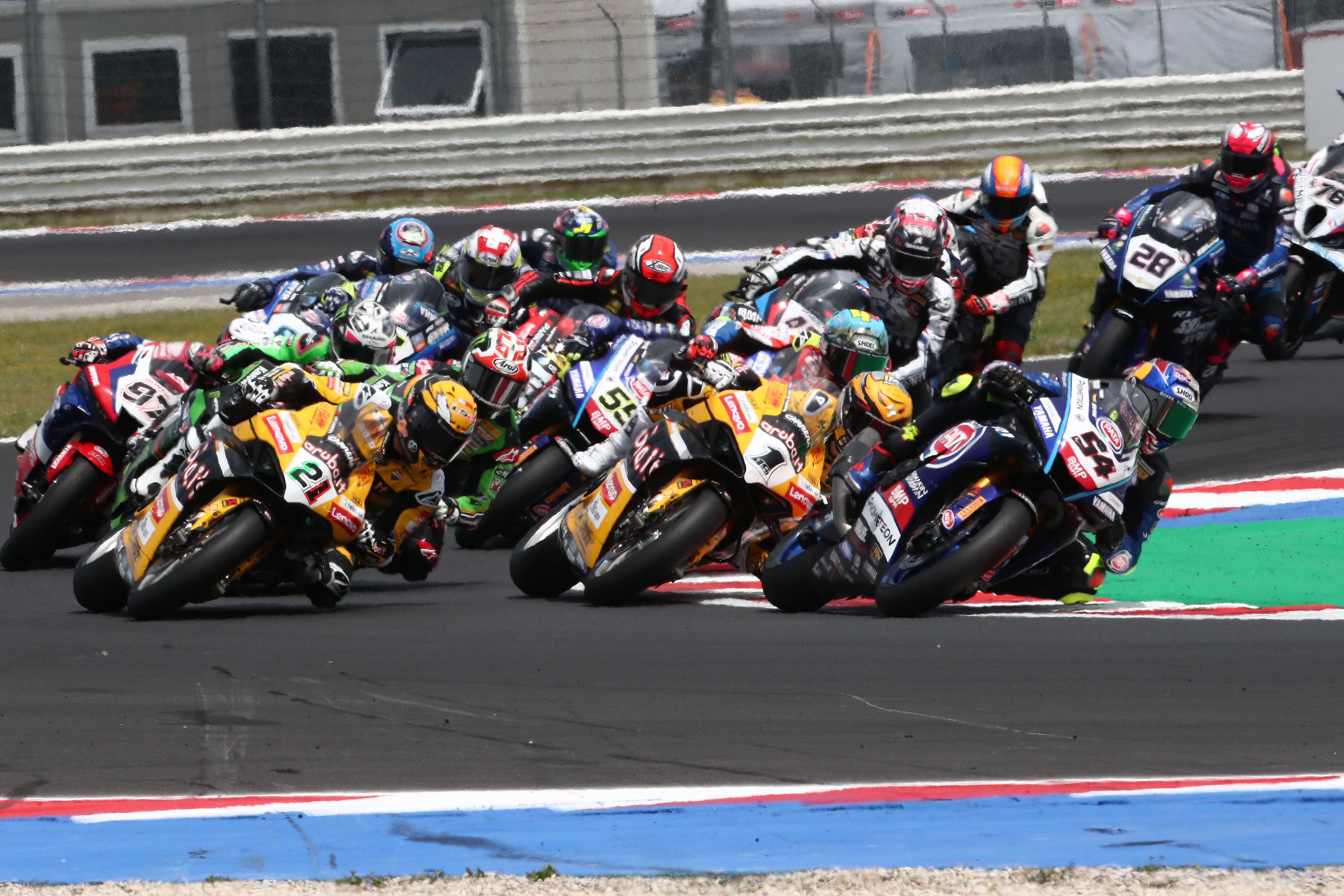 Toprak Razgatlioglu comanda en la salida delante de Álvaro Bautista, WSBK Misano 2023
