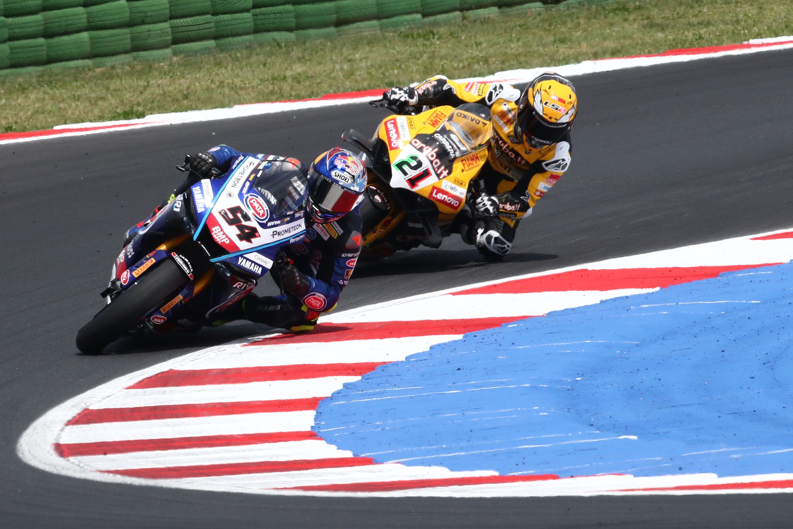 Toprak Razgatlioglu con Michael Rinaldi pegado, WSBK Misano 2023