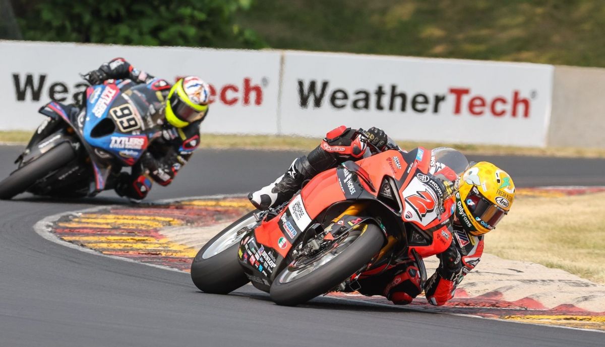 Josh Herrin contiene a PJ Jacobsen para llevarse la victoria Josh Herrin contiene a PJ Jacobsen para llevarse la victoria