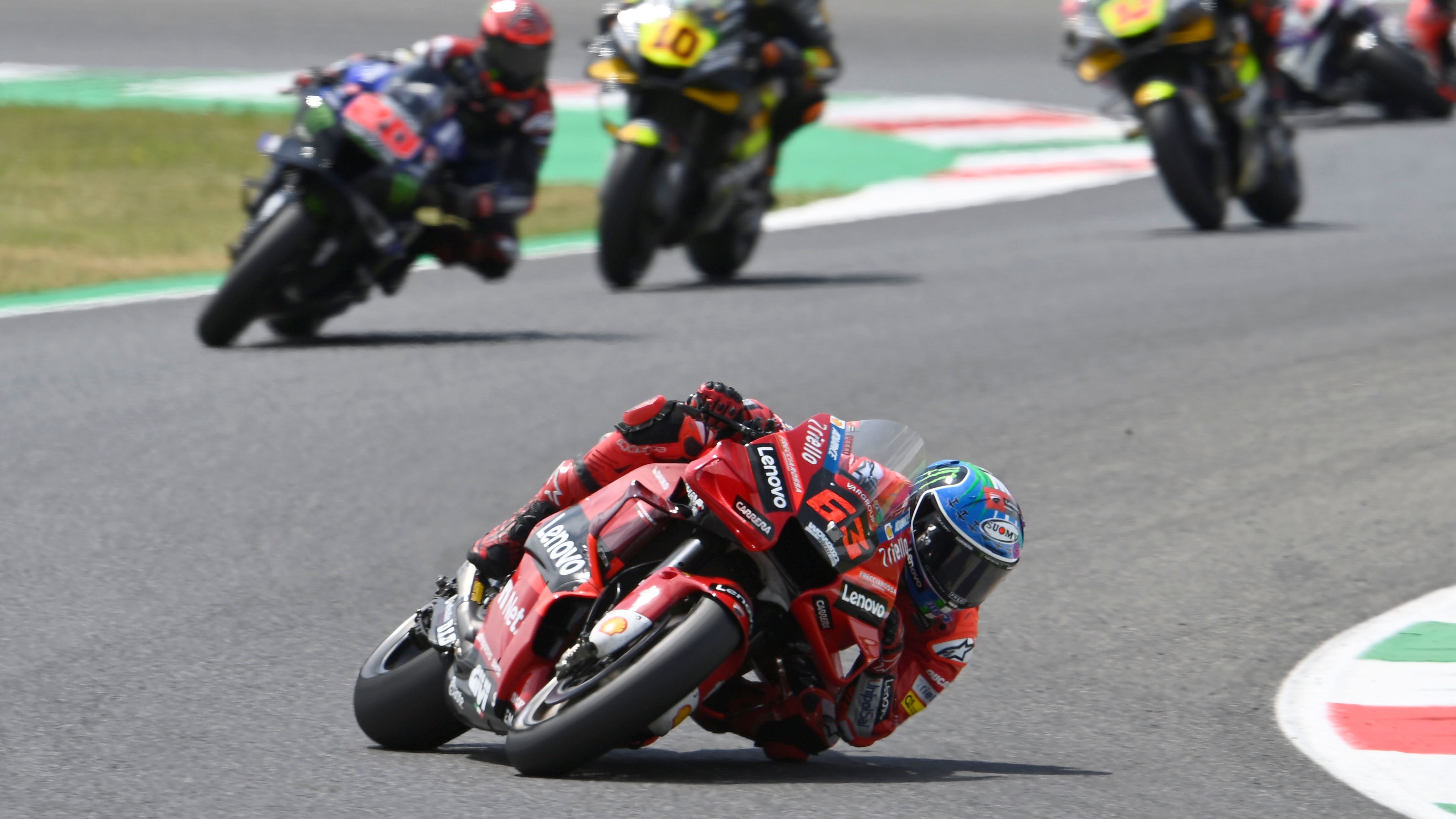 Pecco Bagnaia se escapa de Fabio Quartararo en la carrera del año pasado de MotoGP en Mugello