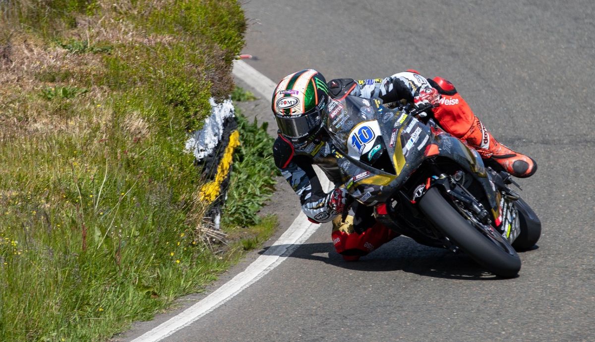 Peter Hickman también hizo la última vuelta a más de 130 mph Peter Hickman también hizo la última vuelta a más de 130 mph