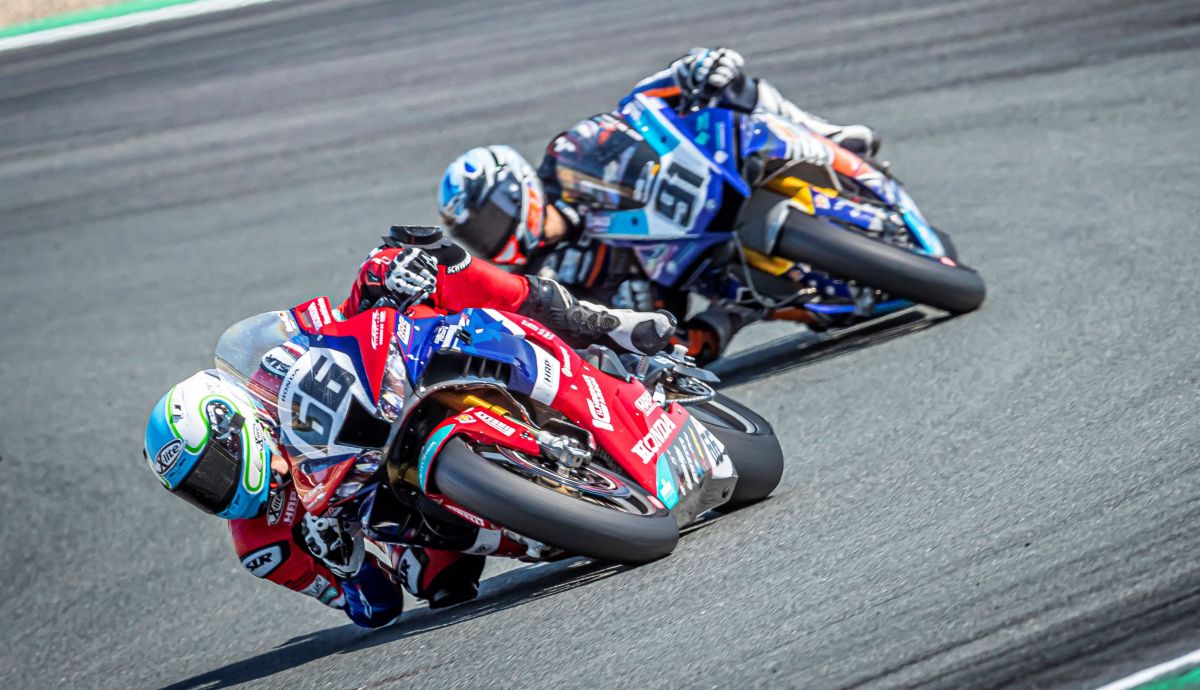 Florian Alt perseguido por Bastian Mackels en Oschersleben Florian Alt perseguido por Bastian Mackels en Oschersleben