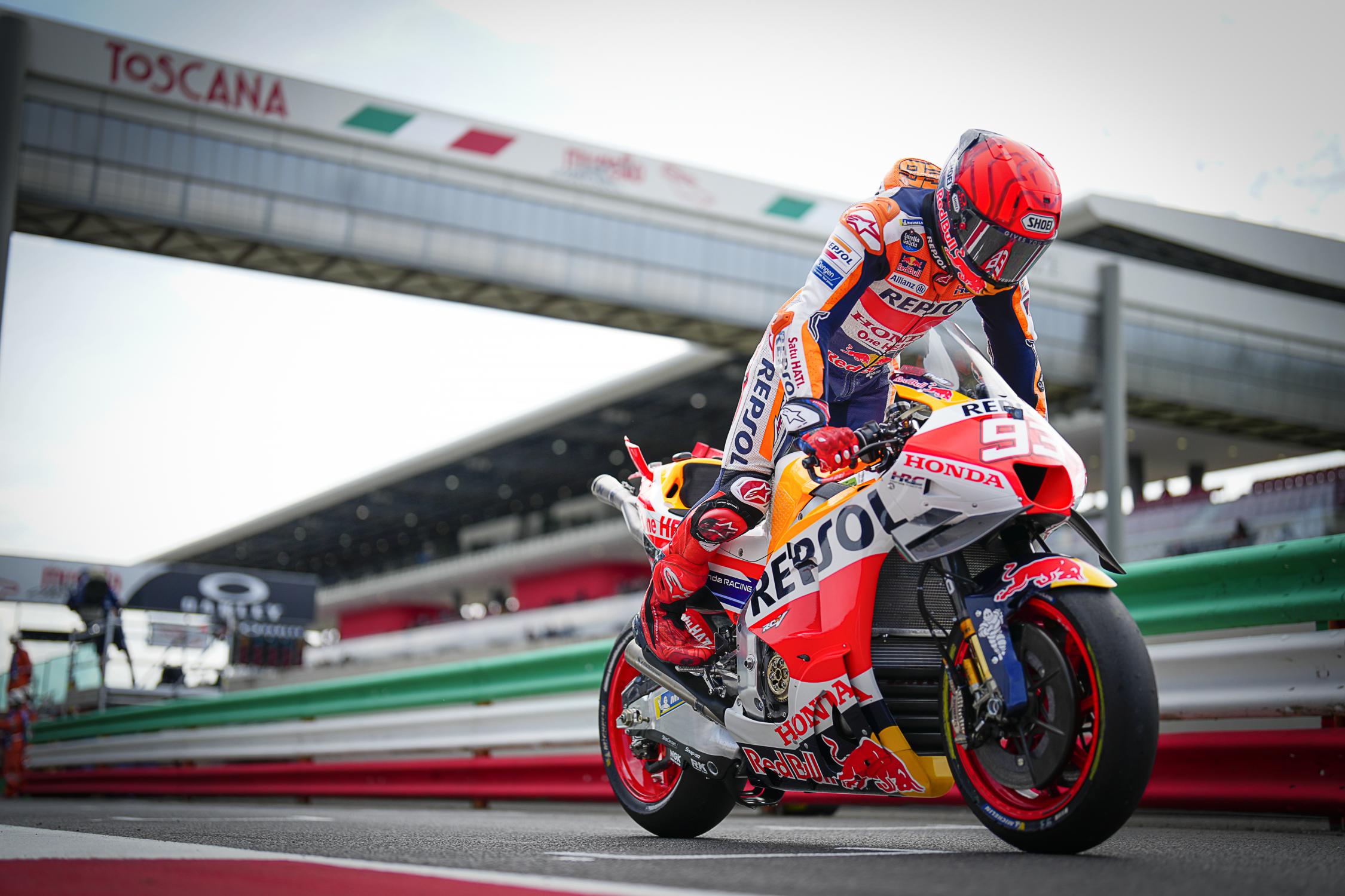 Marc Márquez sale del pit lane en los entrenamientos del viernes de Mugello.
