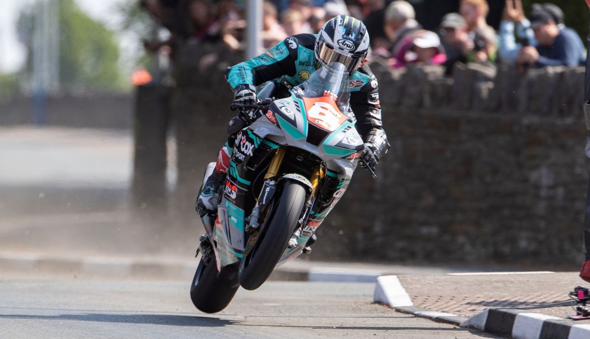 Michael Dunlop solo pudo ser segundo en Superstock pese a rodar en tiempos increíbles Michael Dunlop solo pudo ser segundo en Superstock pese a rodar en tiempos increíbles