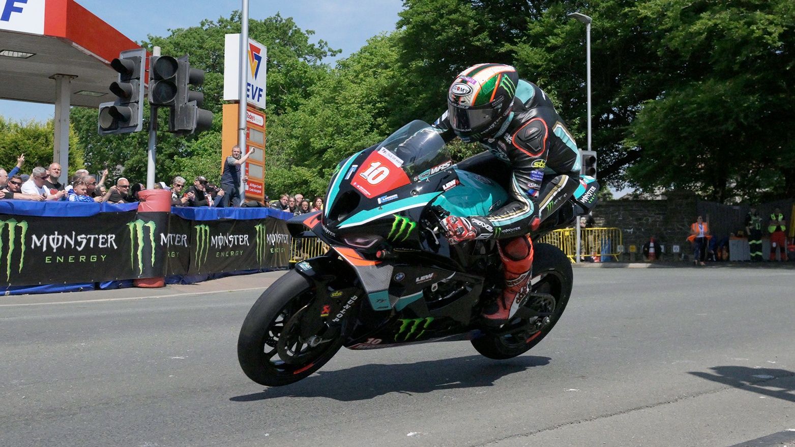 Peter Hickman ganó en Superstock y batió el récord de vuelta en el IOMTT