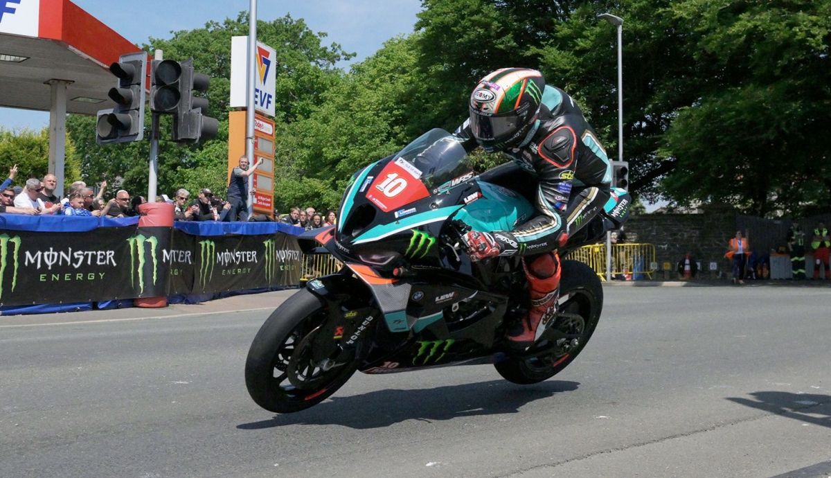 Peter Hickman ganó en Superstock y batió el récord de vuelta en el IOMTT Peter Hickman ganó en Superstock y batió el récord de vuelta en el IOMTT