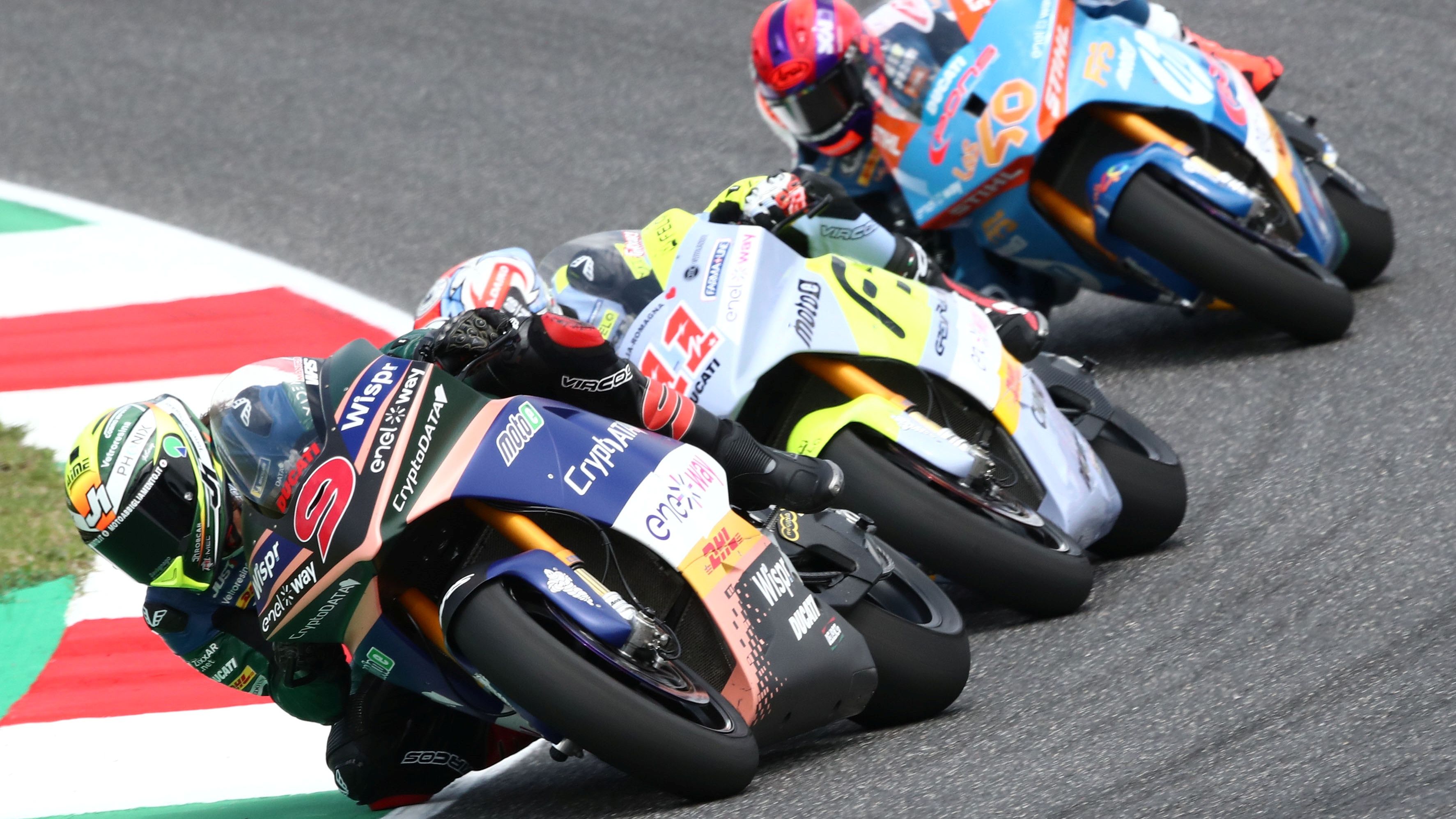 Andrea Mantovani seguido por Matteo Ferrari y Mattia Casadei en Mugello