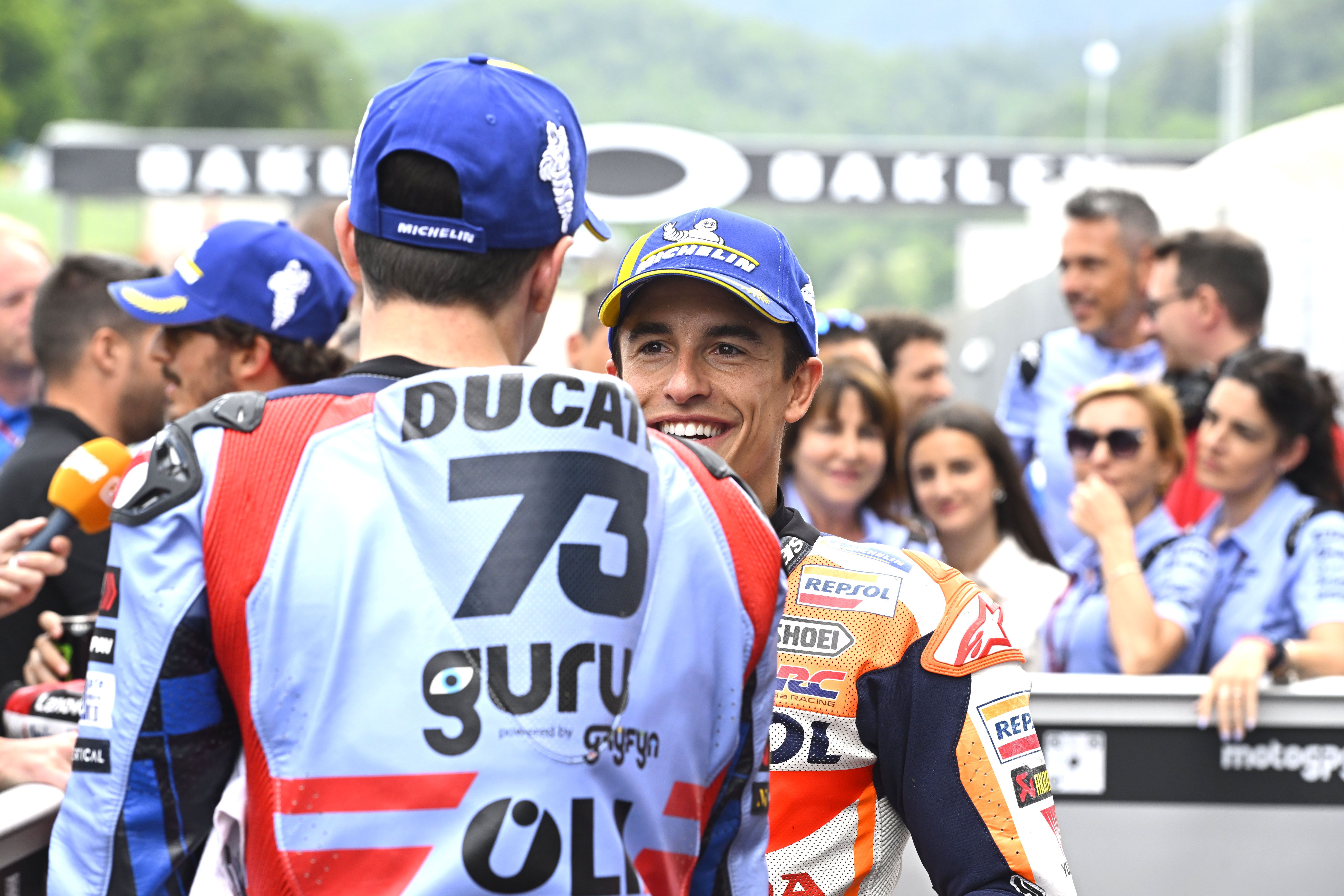 Marc celebra con su hermano Álex la histórica primera fila de los hermanos Márquez.