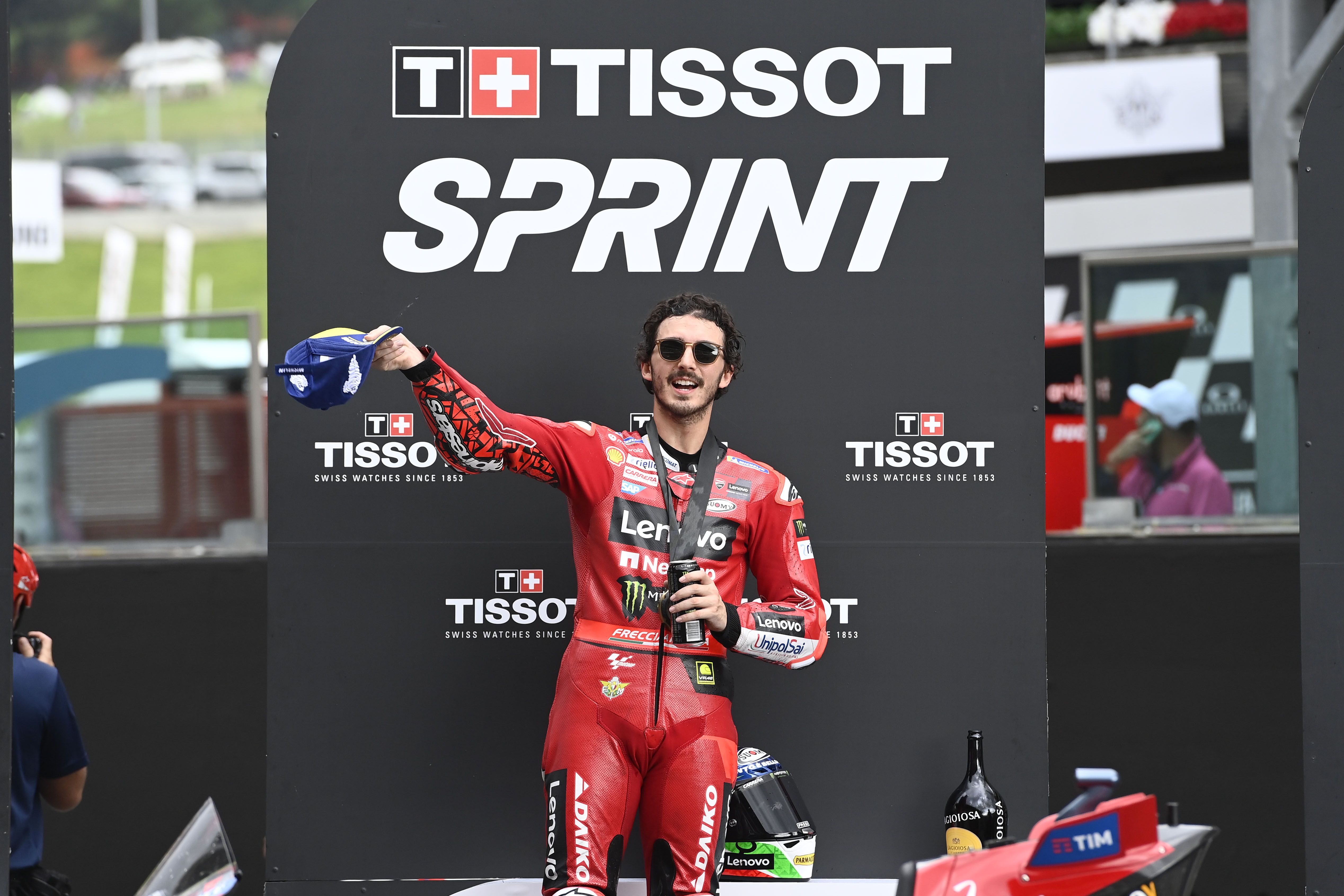 Pecco Bagnaia celebra su victoria en el sprint de MotoGP en Mugello.