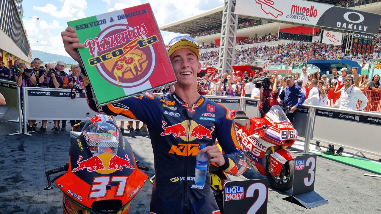 Pedro Acosta celebra su victoria con una pizza marca de la casa (Foto: Red Bull KTM Ajo)