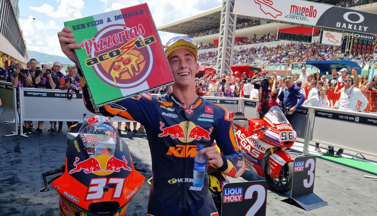 Pedro Acosta celebra su victoria con una pizza marca de la casa (Foto: Red Bull KTM Ajo)