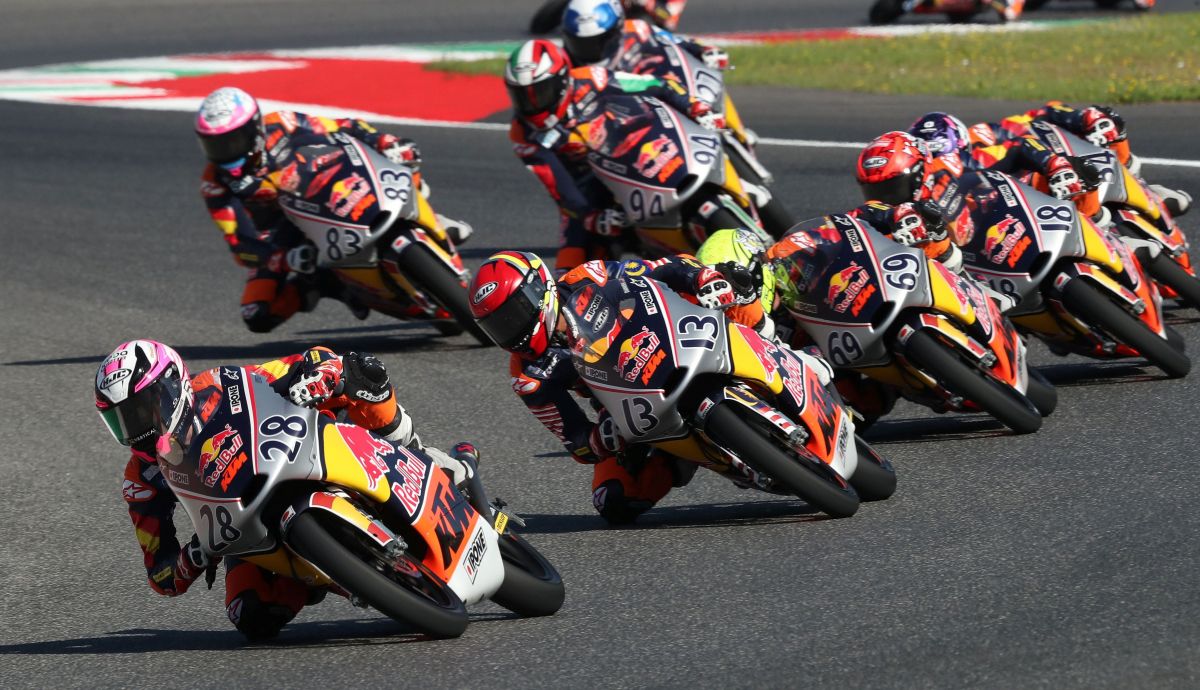 Máximo Quiles seguido por Hakim Danish, Marcos Ruda y Ángel Piqueras