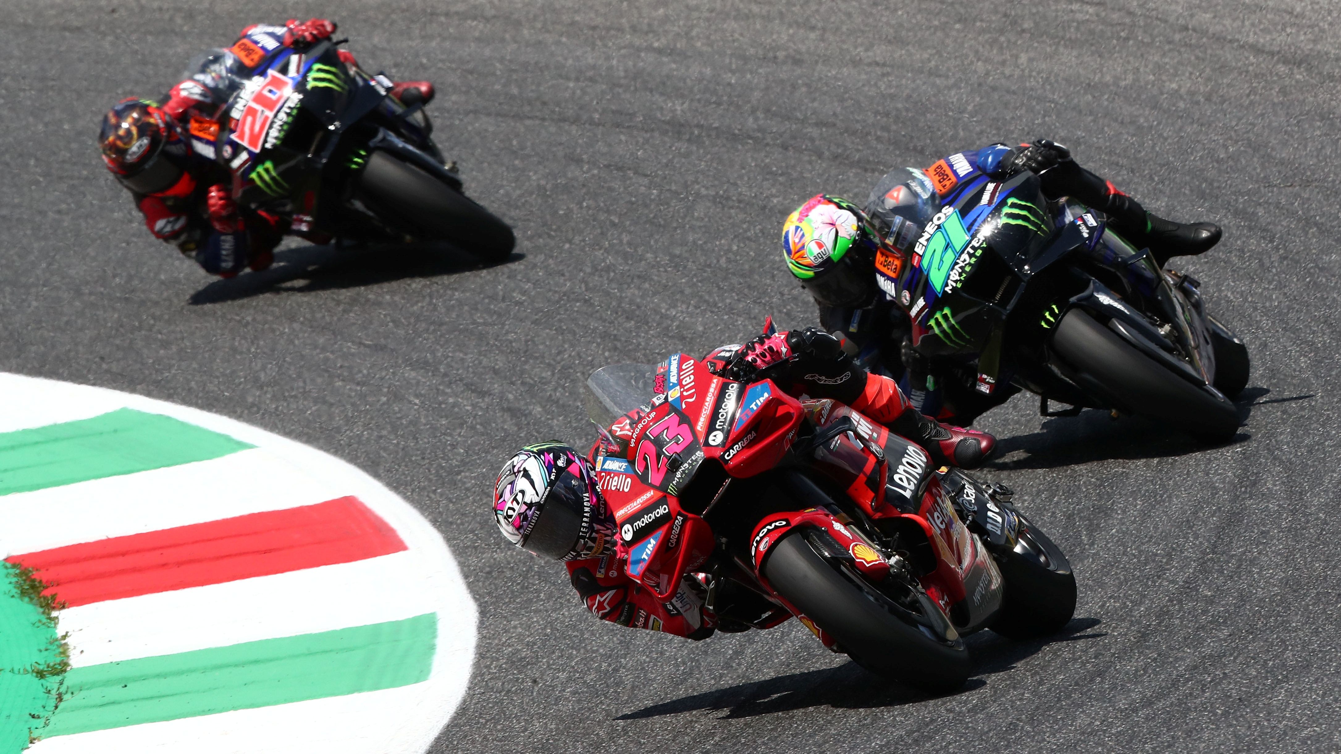 Enea Bastianini seguido por Franco Morbidelli y Fabio Quartararo, MotoGP Mugello 2023