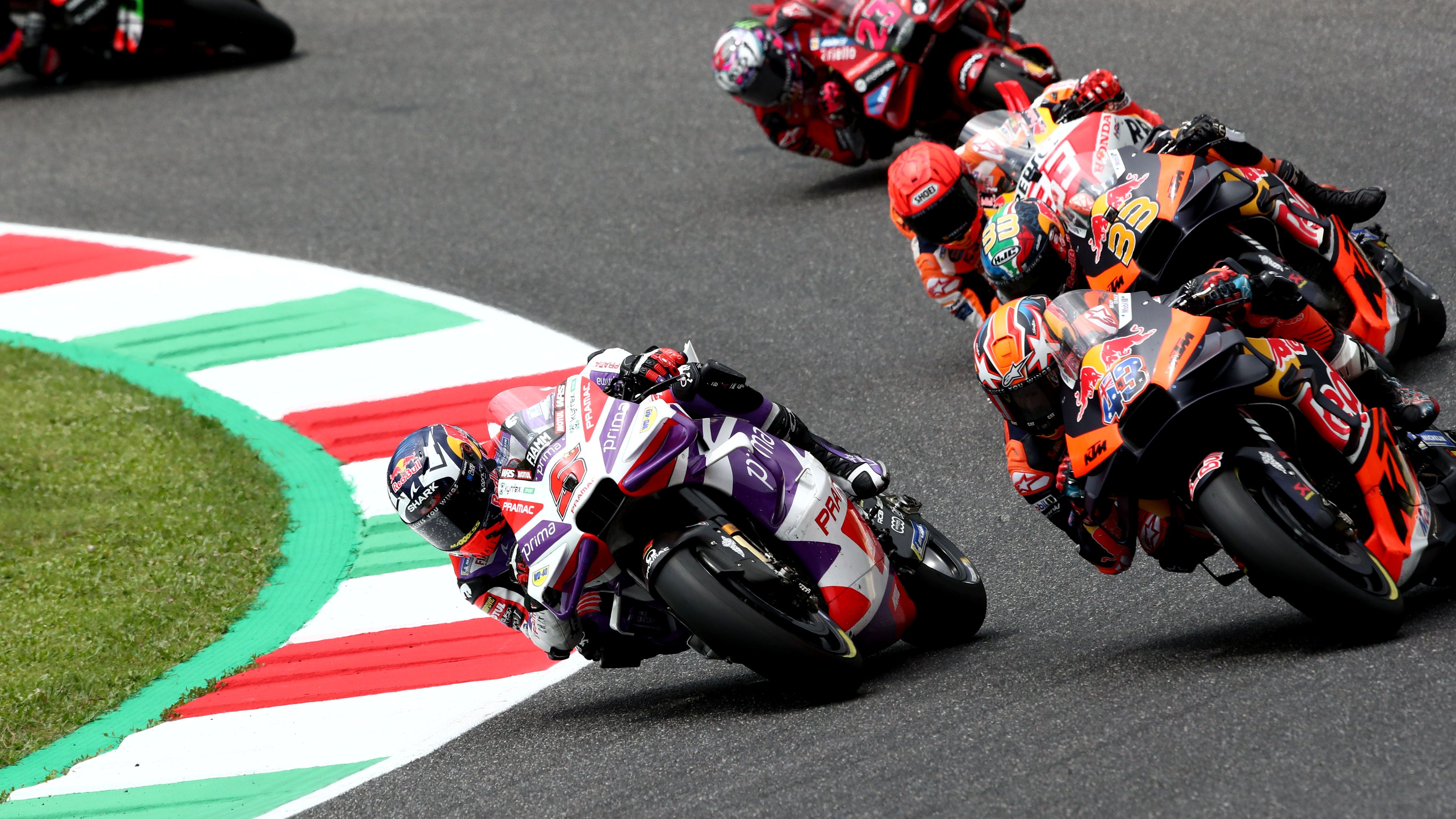 Johann Zarco supera a Jack Miller en presencia de Brad Binder y Marc Márquez, MotoGP Mugello 2023