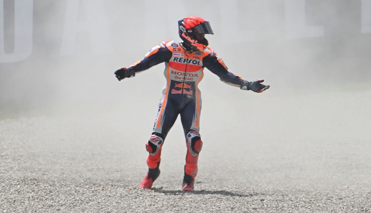 Marc Márquez se lamenta tras su caída, MotoGP Mugello 2023 Marc Márquez se lamenta tras su caída, MotoGP Mugello 2023